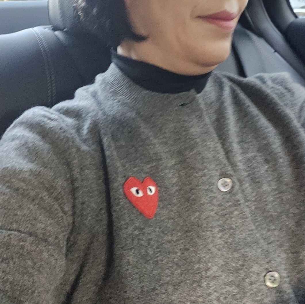 (W) Play Comme des Garcons Red Heart Knit Cardigan Grey 착용 스타일