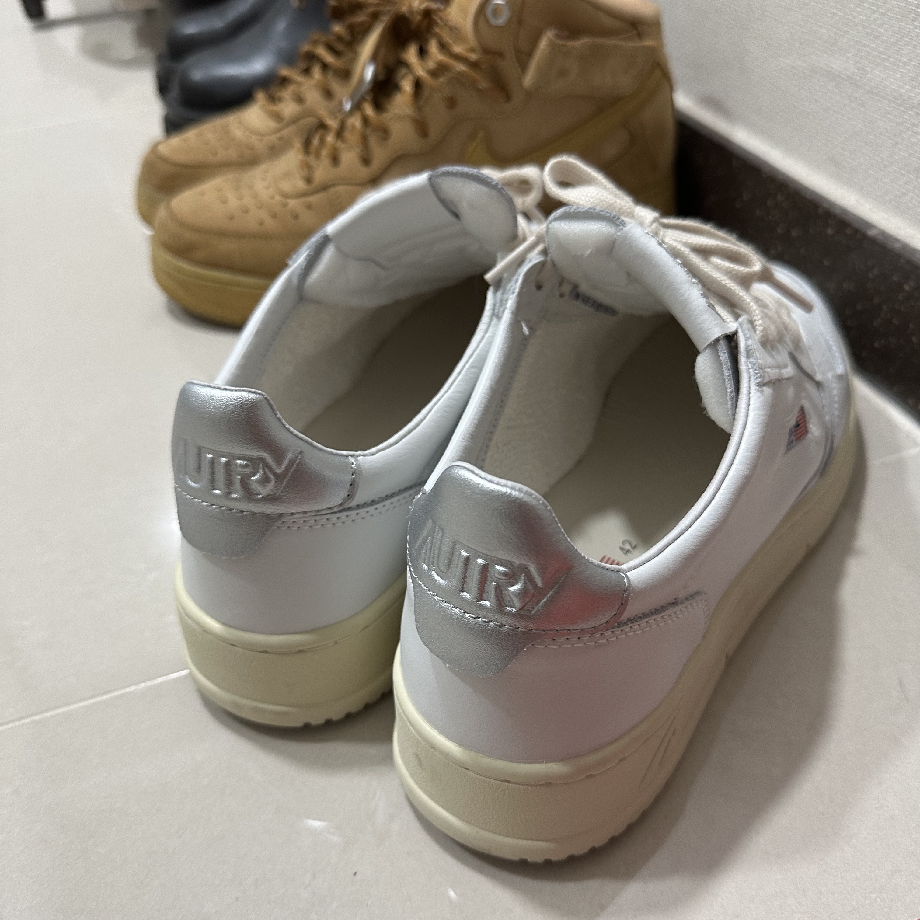 Autry Medalist Low Leather Sneakers White Silver, Nike Air Force 1 Mid '07 WB Flax 착용 스타일 - 2
