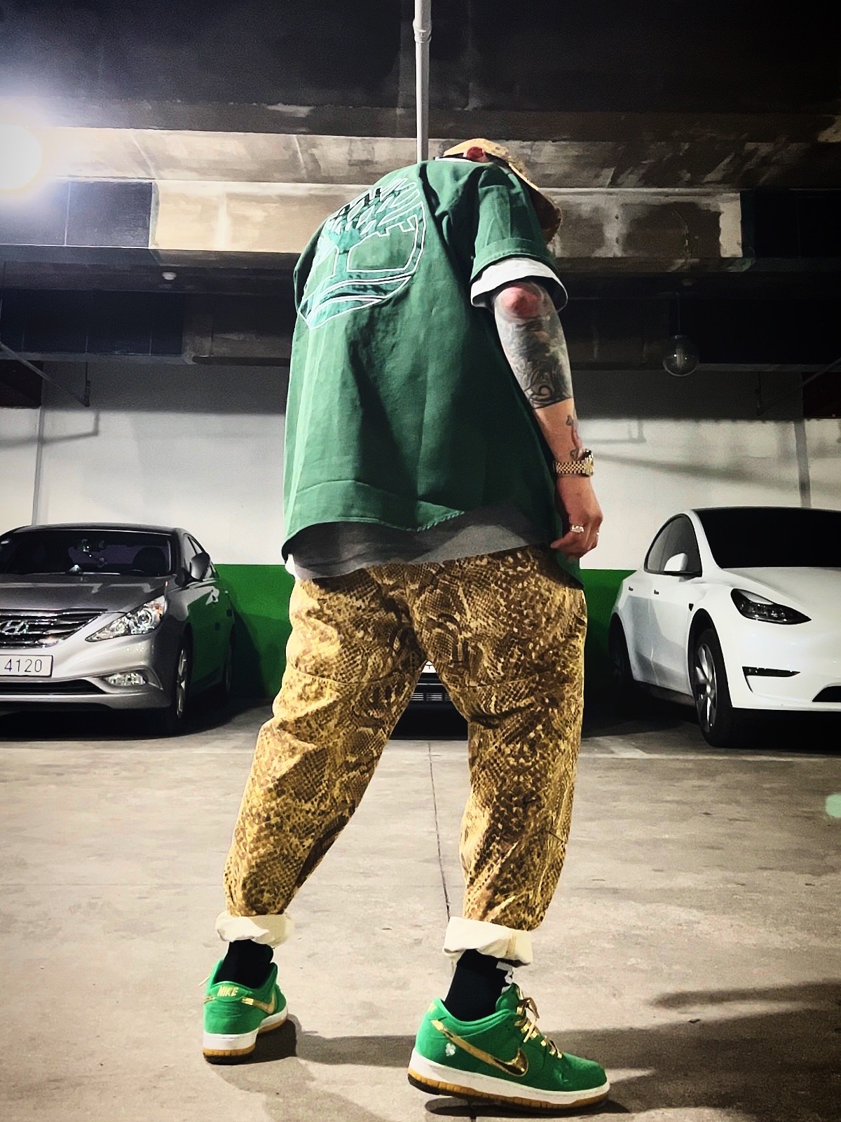 슈프림 x 나이키 ACG 데님 6-패널 캡 골드 스네이크스킨 - 22FW, 슈프림 x 나이키 ACG 벨티드 데님 팬츠 골드 스네이크스킨 - 22FW 착용 스타일 - 2