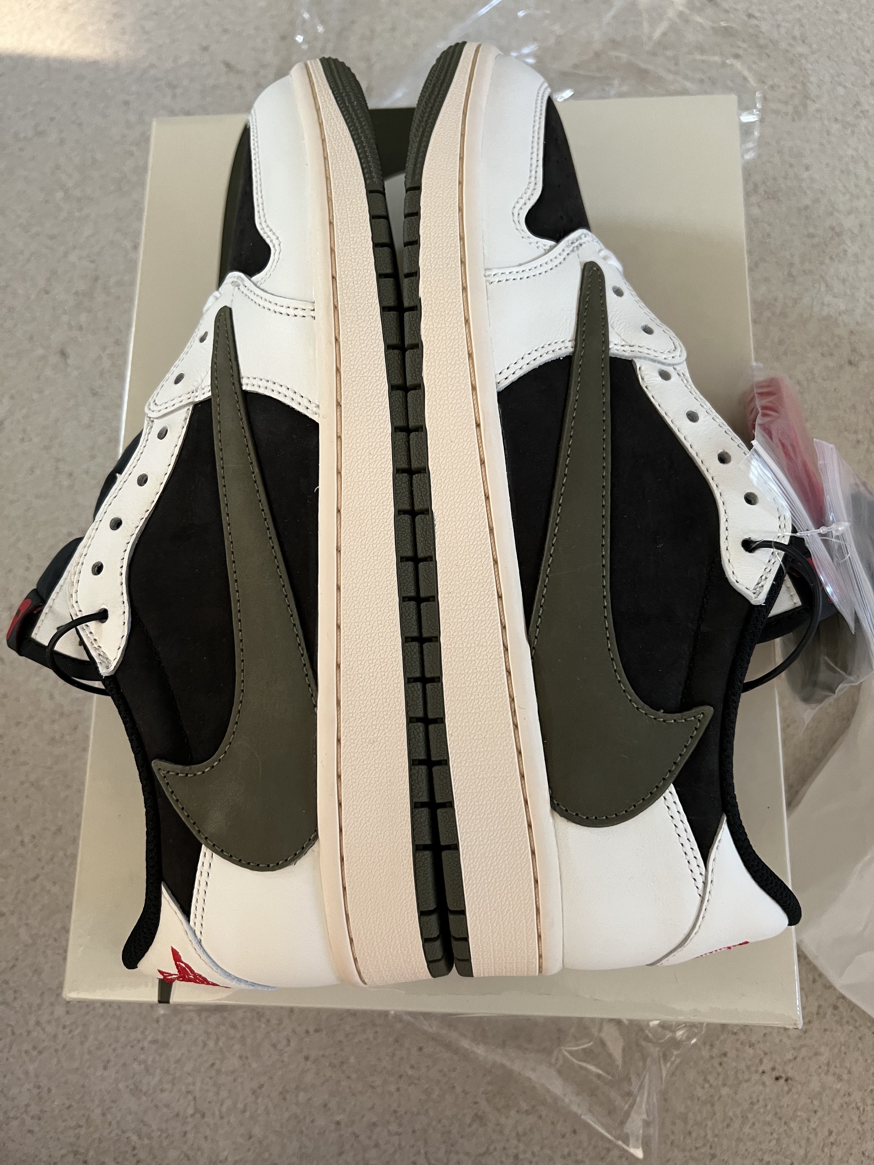 (W) Jordan 1 x Travis Scott Retro Low OG SP Medium Olive 착용 스타일 - 4