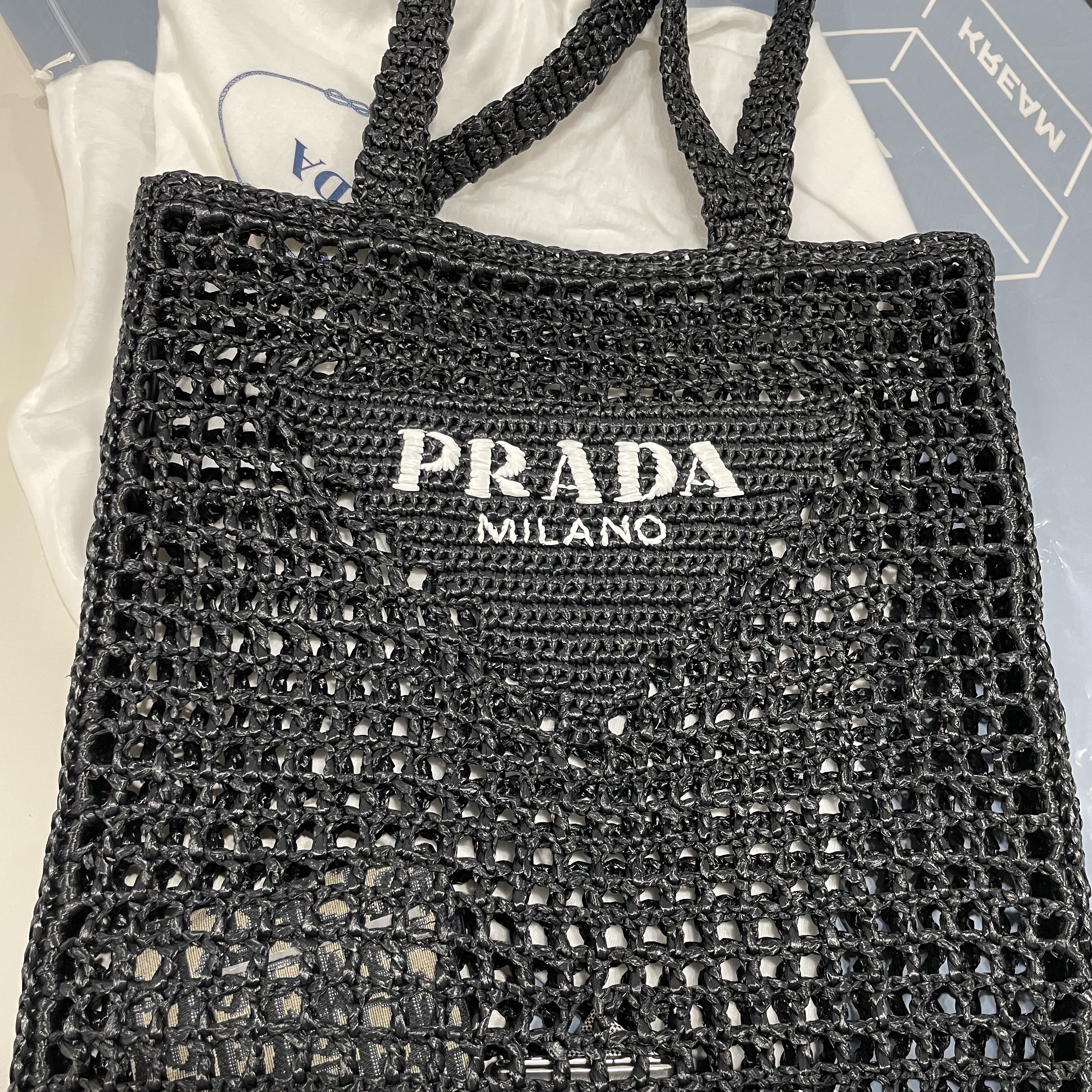 Prada Raffia Tote Bag Black 착용 스타일
