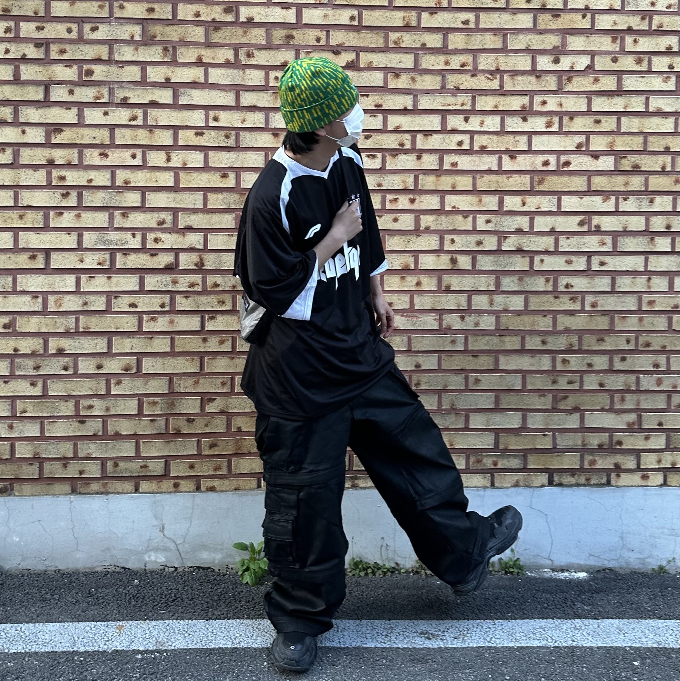 Project G/R Oversized Football Jersey Black, Project G/R Oversized Convertible Cargo Pants Coated Black 착용 스타일 - 3