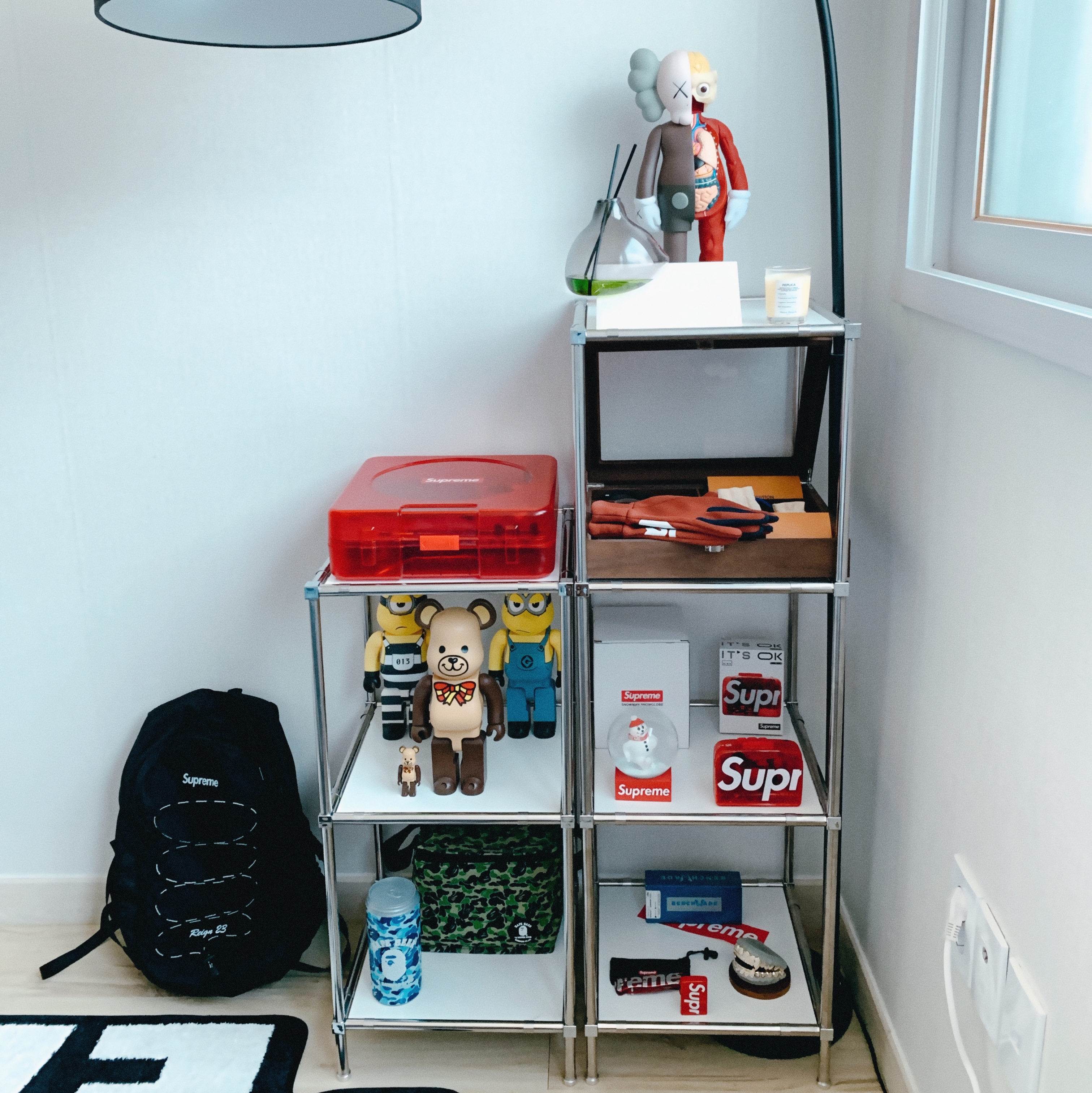 Kaws Companion Flayed Open Edition Vinyl Figure Brown, Supreme Snowman Snowglobe Red 착용 스타일 - 1
