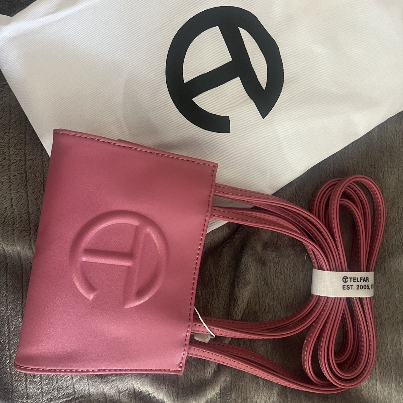 Telfar Small Shopping Bag Corned Beef 착용 스타일