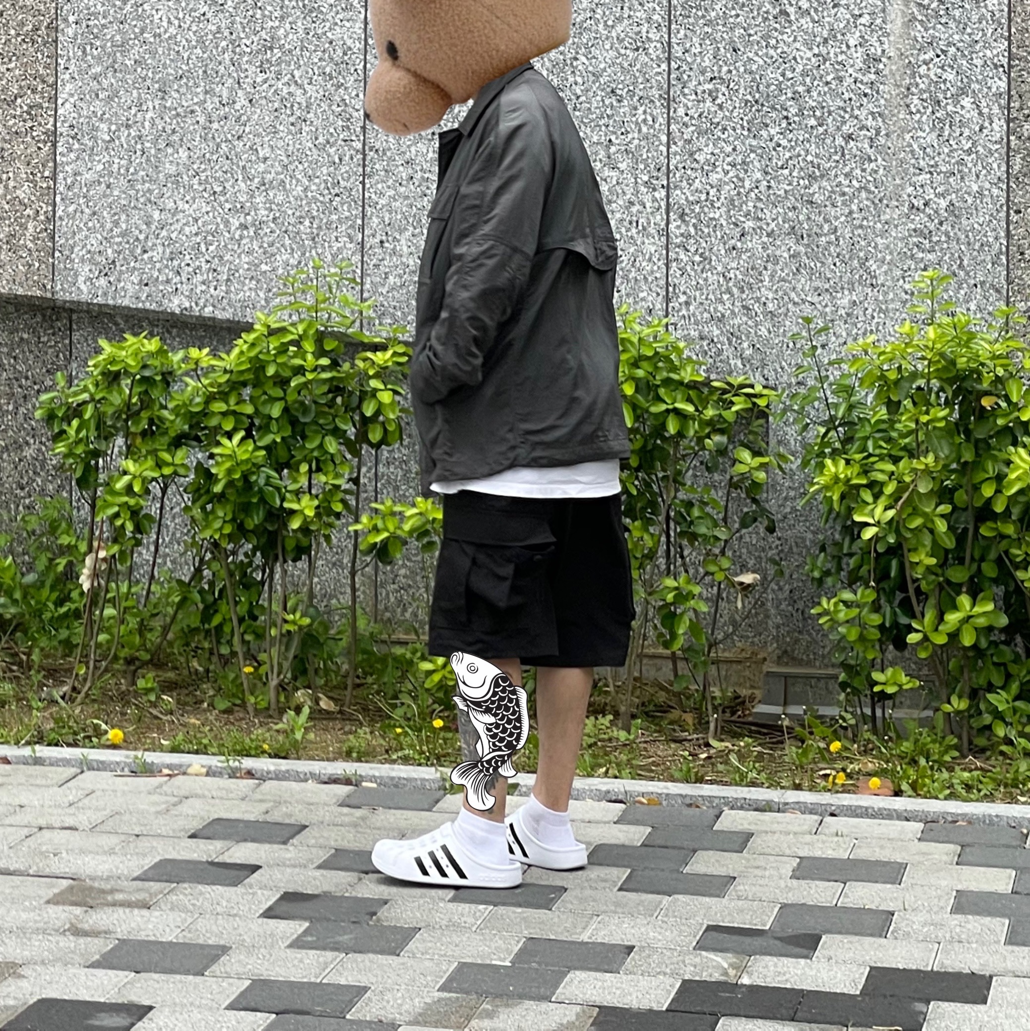 Adidas Adilette Clog White Black 착용 스타일 - 5