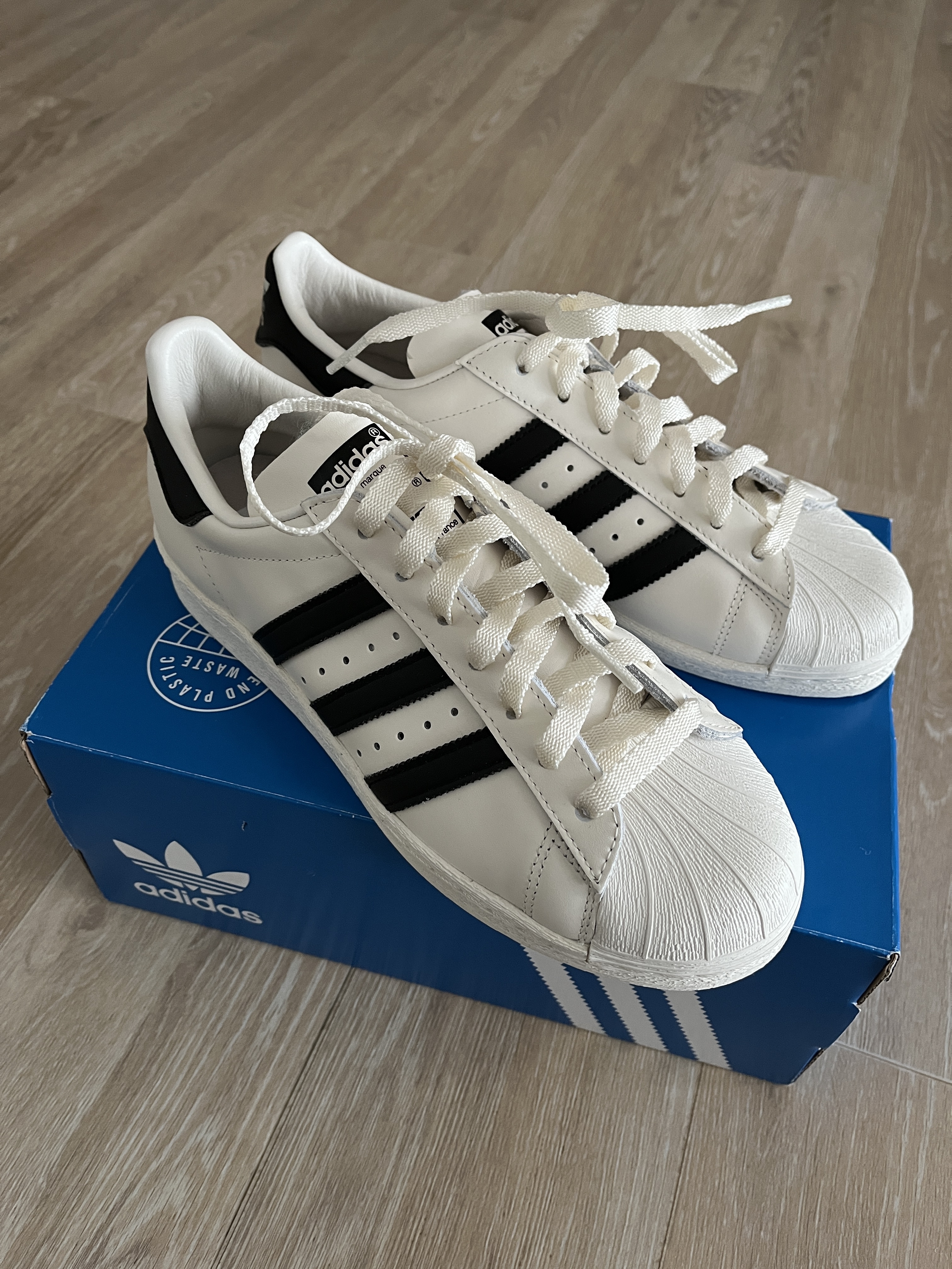 Adidas Superstar 82 White Black 착용 스타일