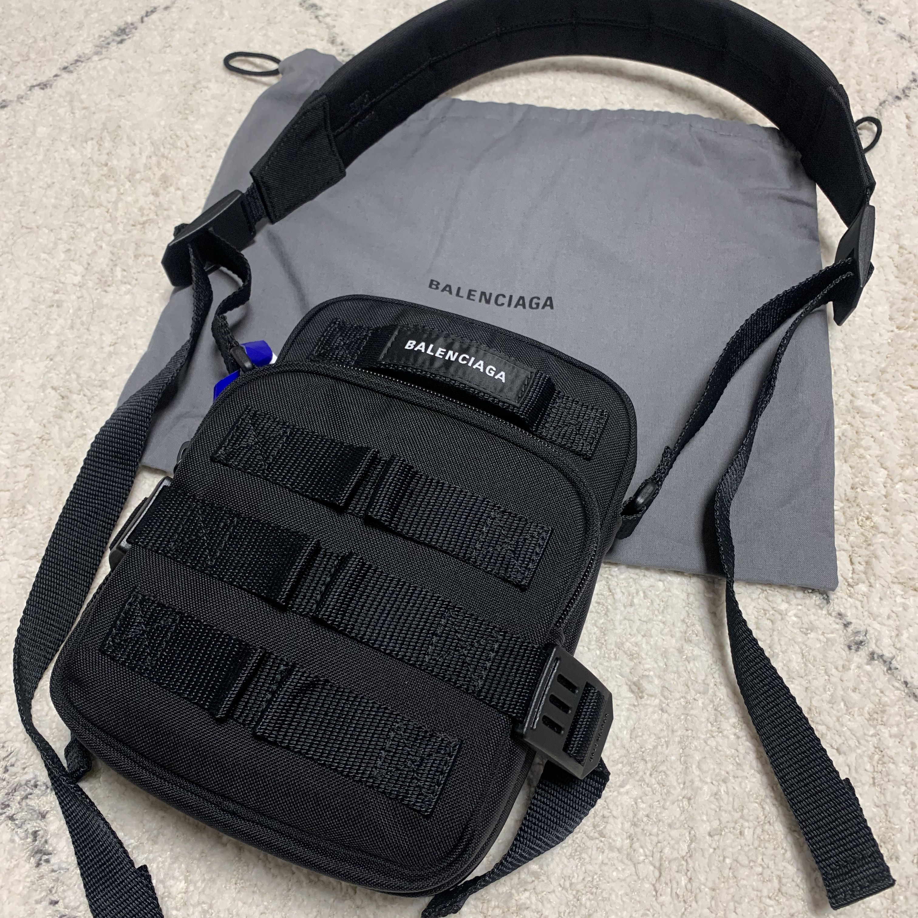 Balenciaga Army Crossbody Messenger Bag Black 착용 스타일