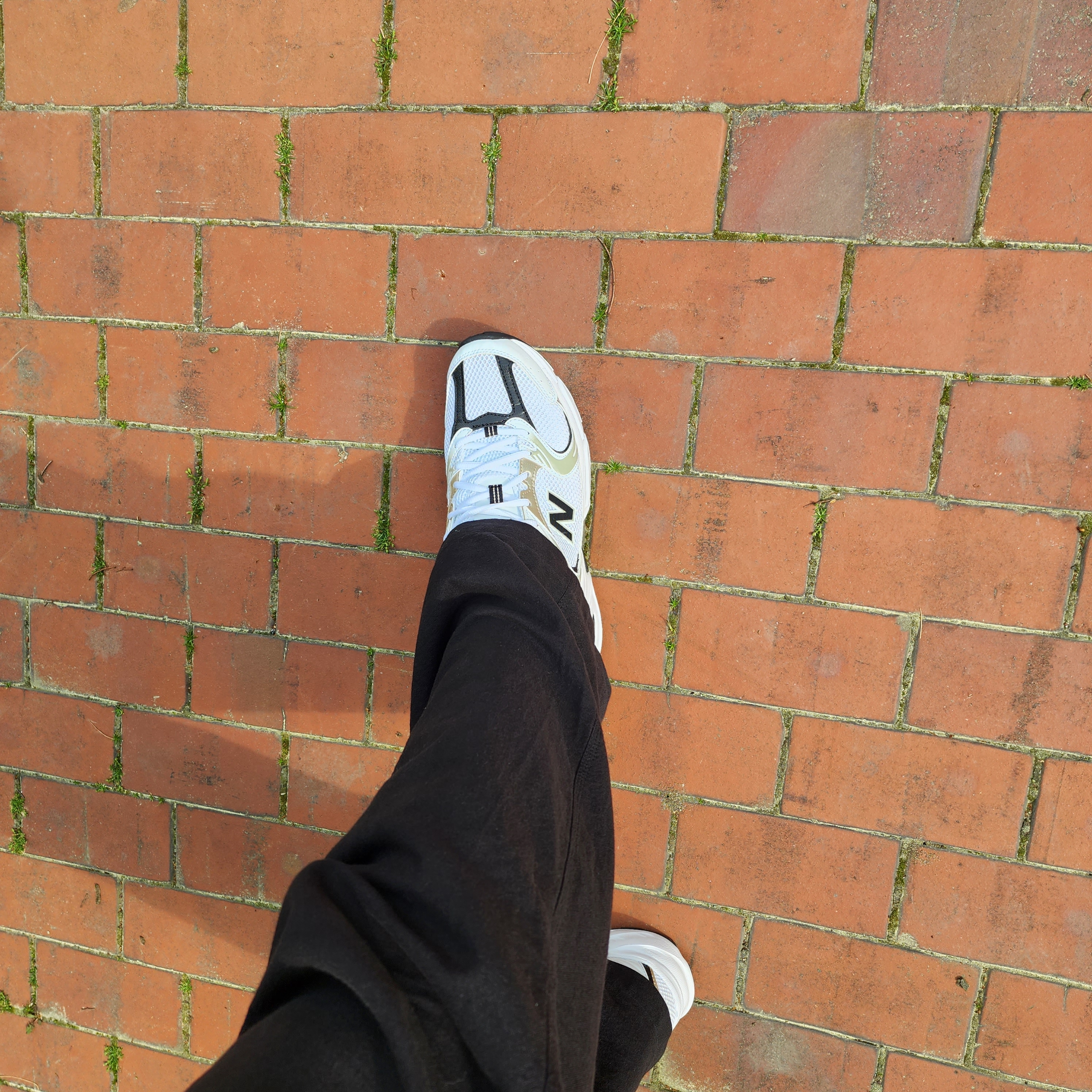 New Balance 530 Off White Gold 착용 스타일 - 1