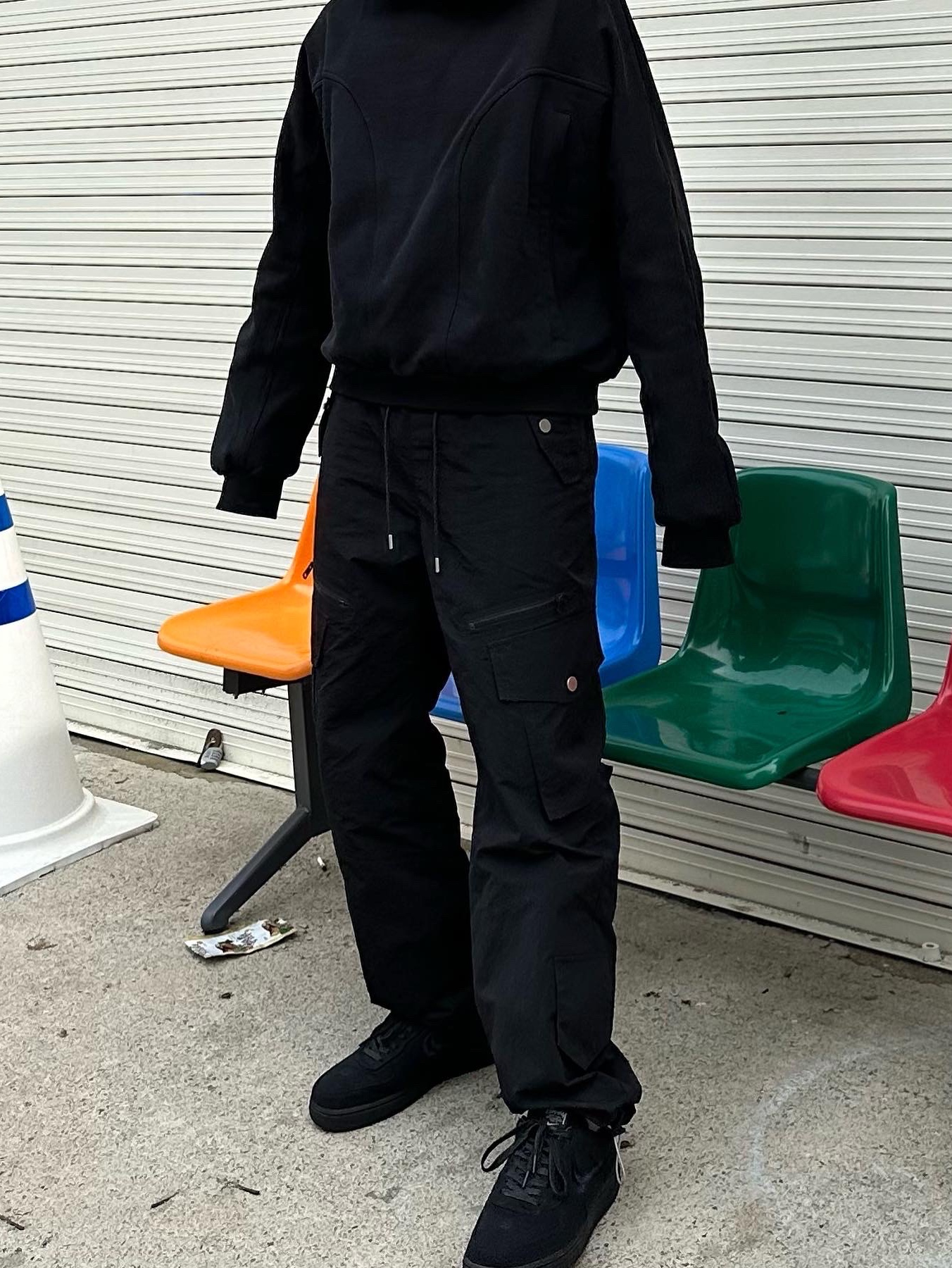 Nike x Stussy Air Force 1 Low Triple Black 착용 스타일 - 2