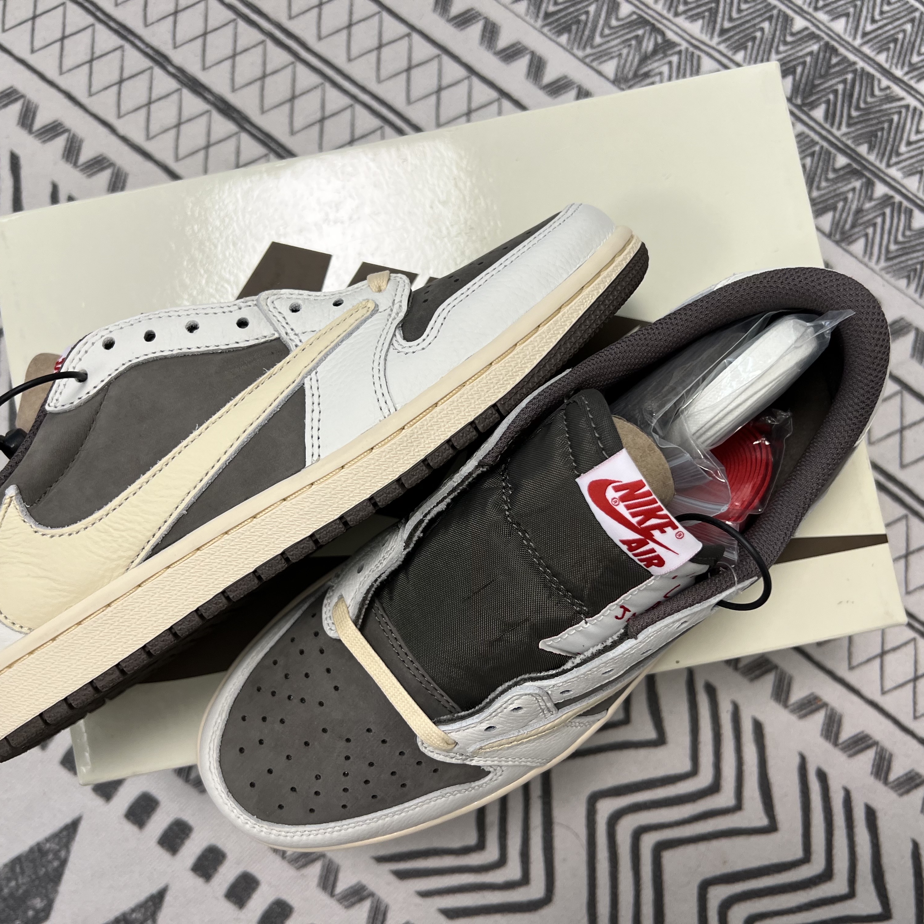 Jordan 1 x Travis Scott Retro Low OG SP Sail and Ridgerock 착용 스타일 - 1
