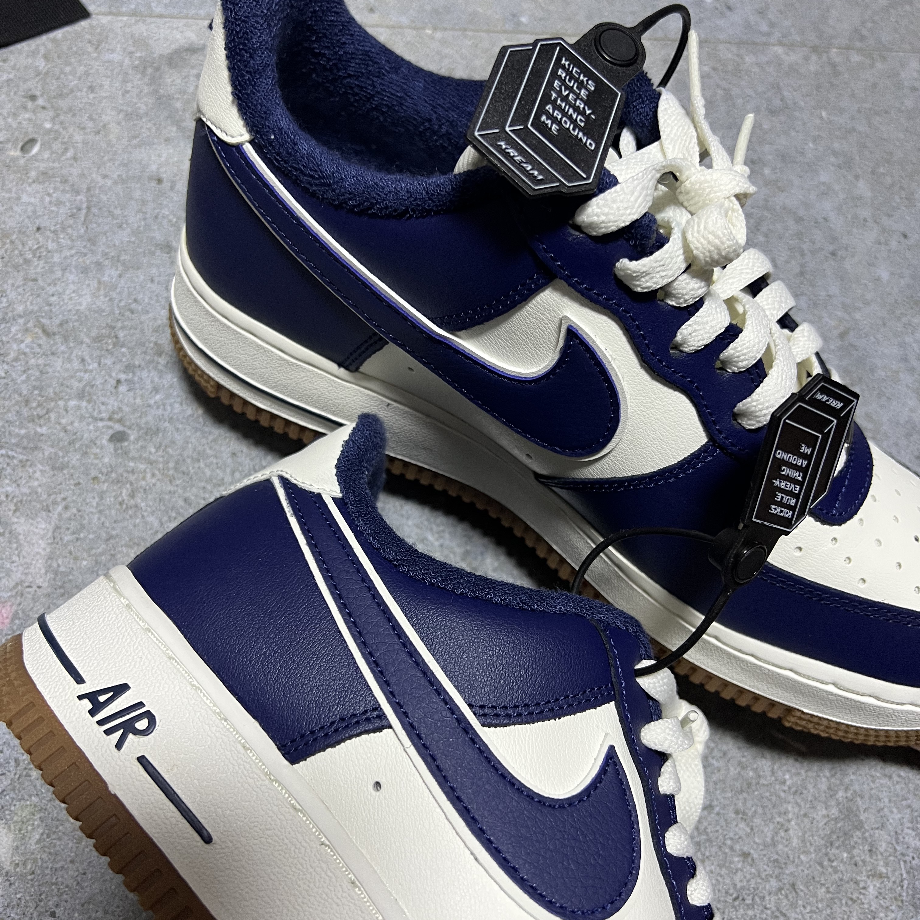 Nike Air Force 1 '07 LV8 Midnight Navy 착용 스타일