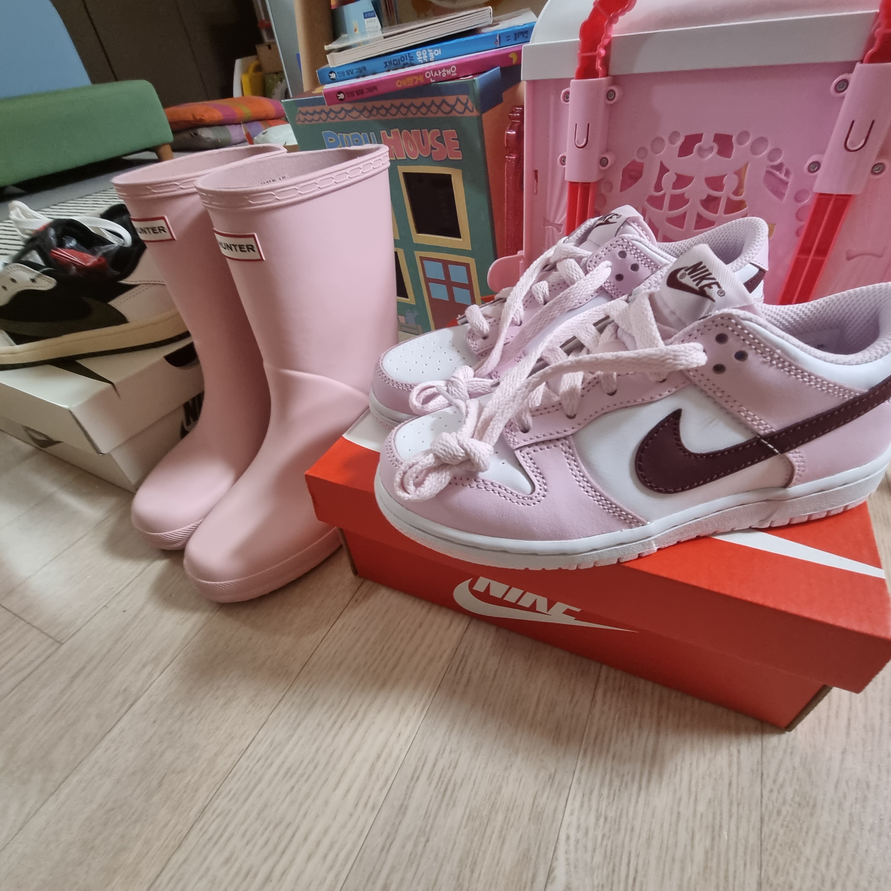 (PS) Nike Dunk Low Pink Foam, (PS) Jordan 1 x Travis Scott Retro Low OG SP Medium Olive 착용 스타일 - 1