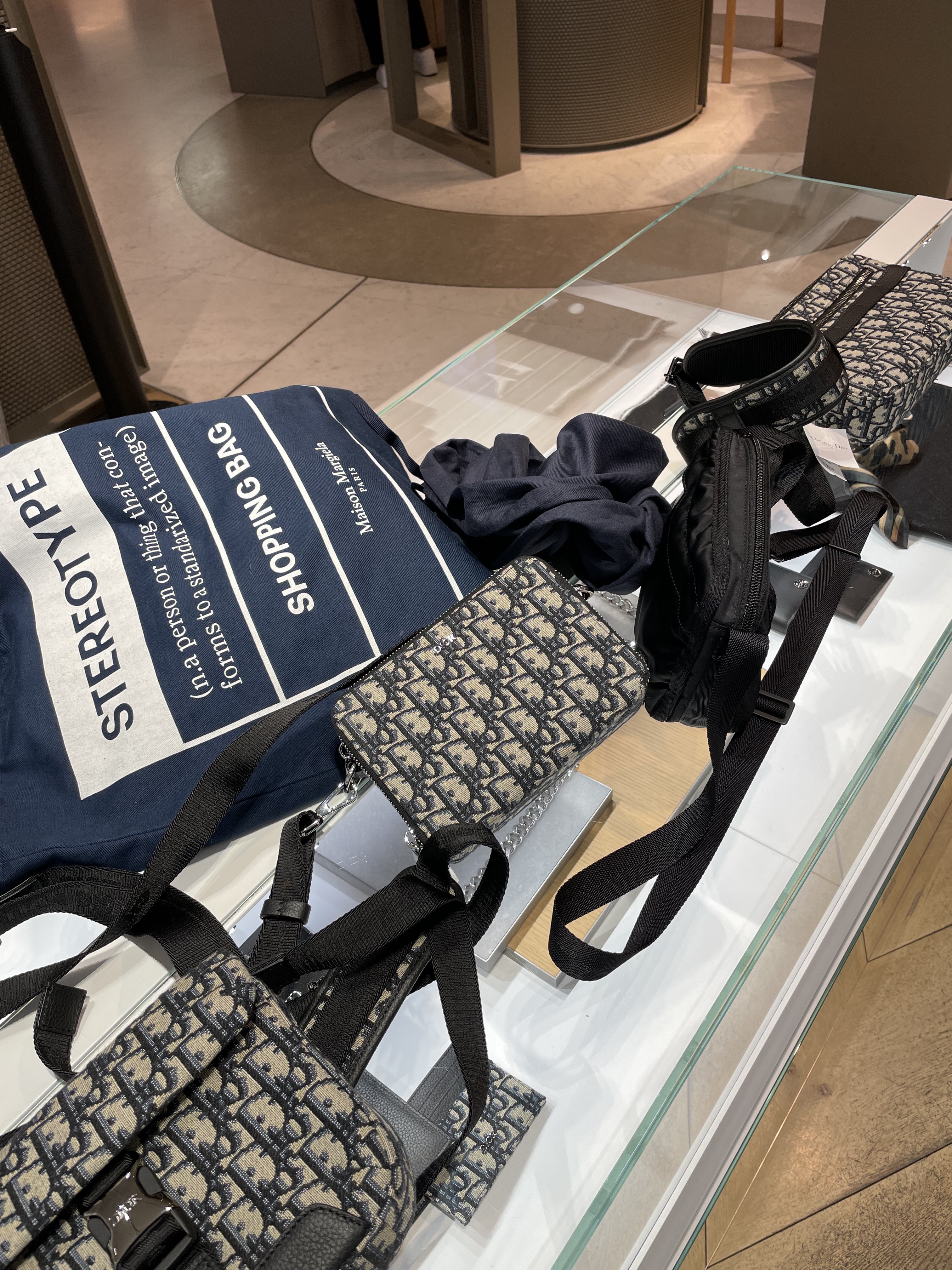 Dior Shoulder Strap Pouch Beige & Black Dior Oblique Jacquard 착용 스타일