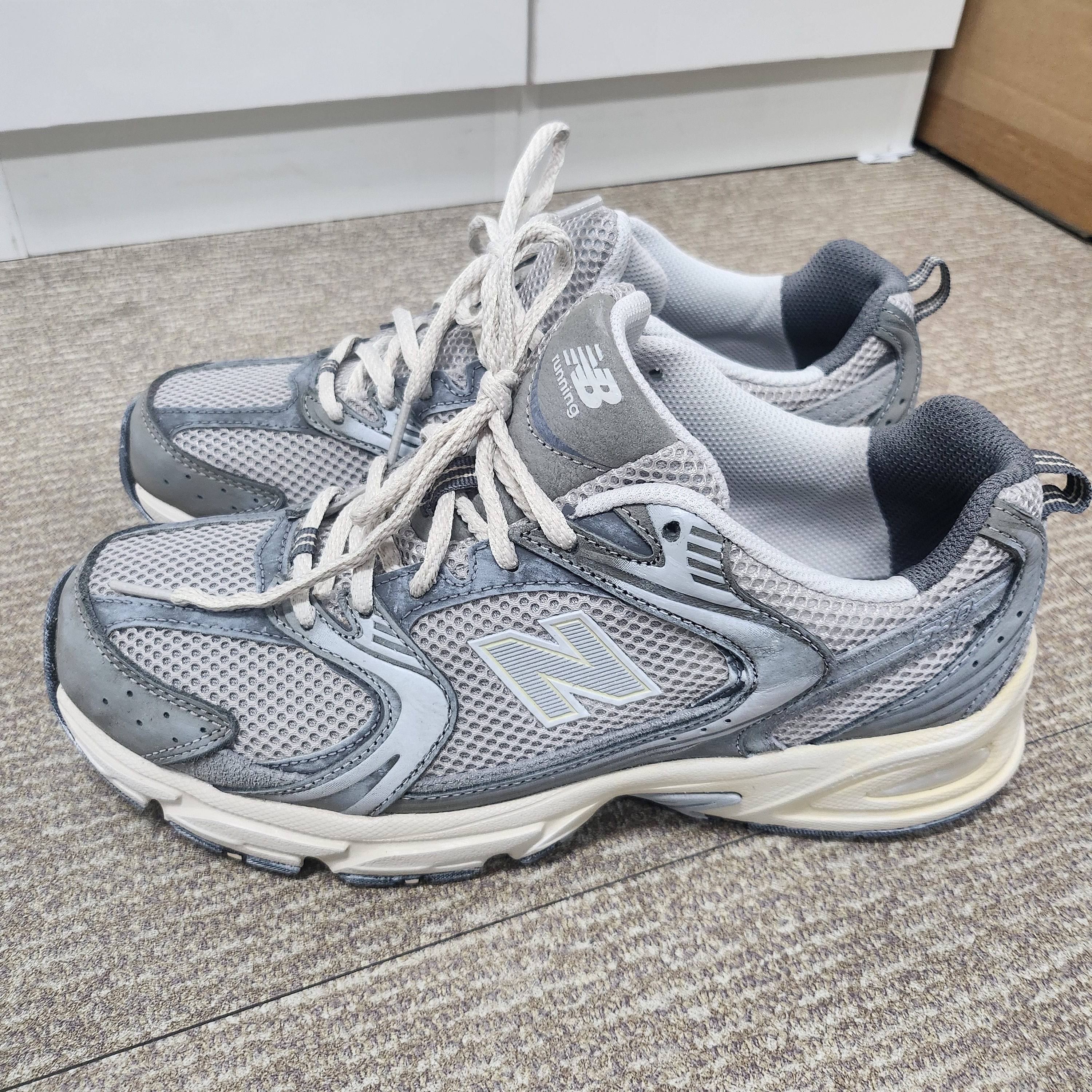 New Balance 530 Premium Vintage Grey Matter 착용 스타일