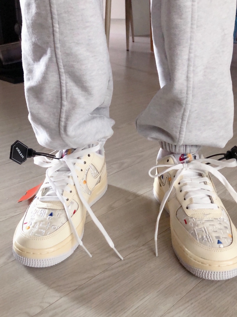 (W) Nike Air Force 1 '07 LV8 Hangul Day 착용 스타일 - 1