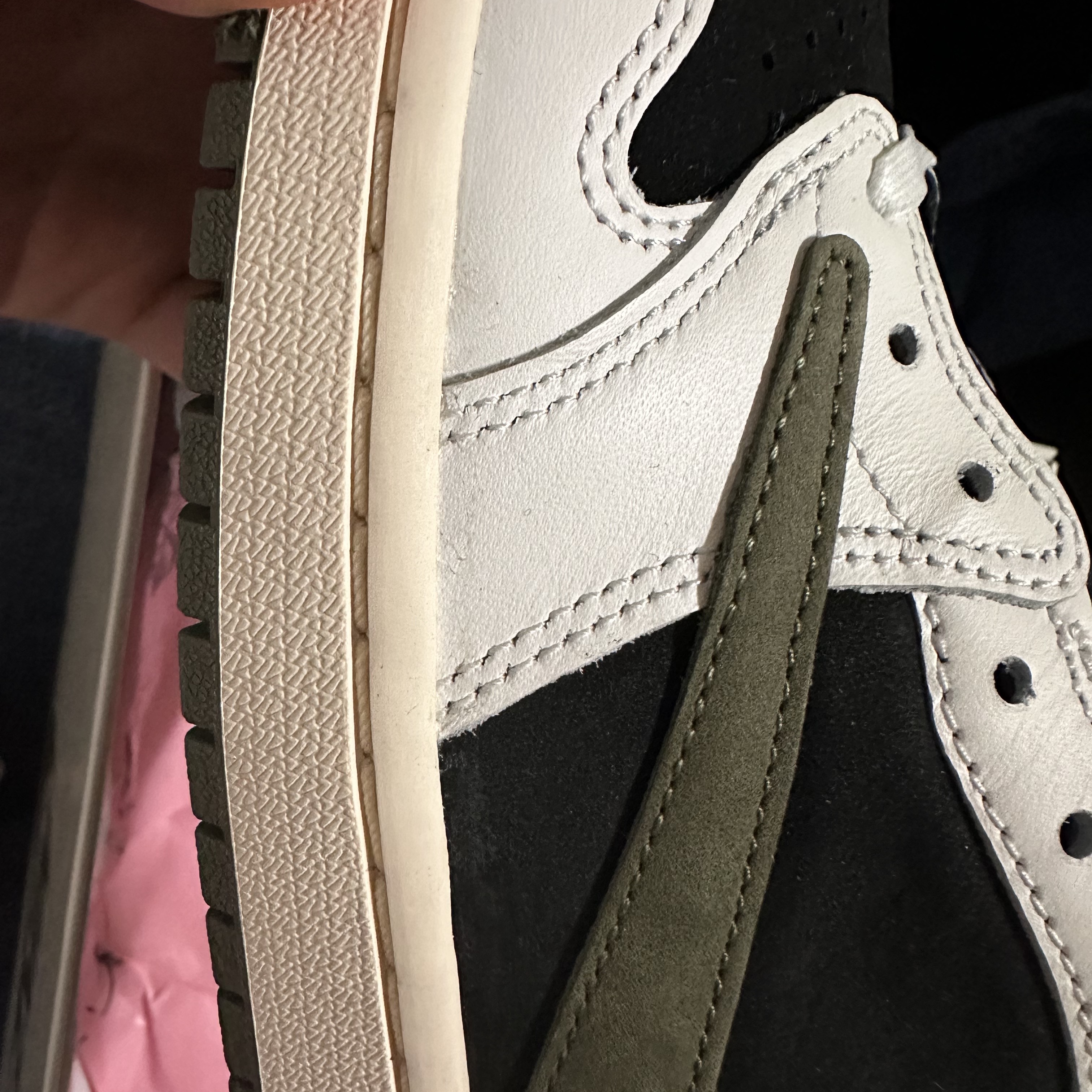 (W) Jordan 1 x Travis Scott Retro Low OG SP Medium Olive 착용 스타일 - 2