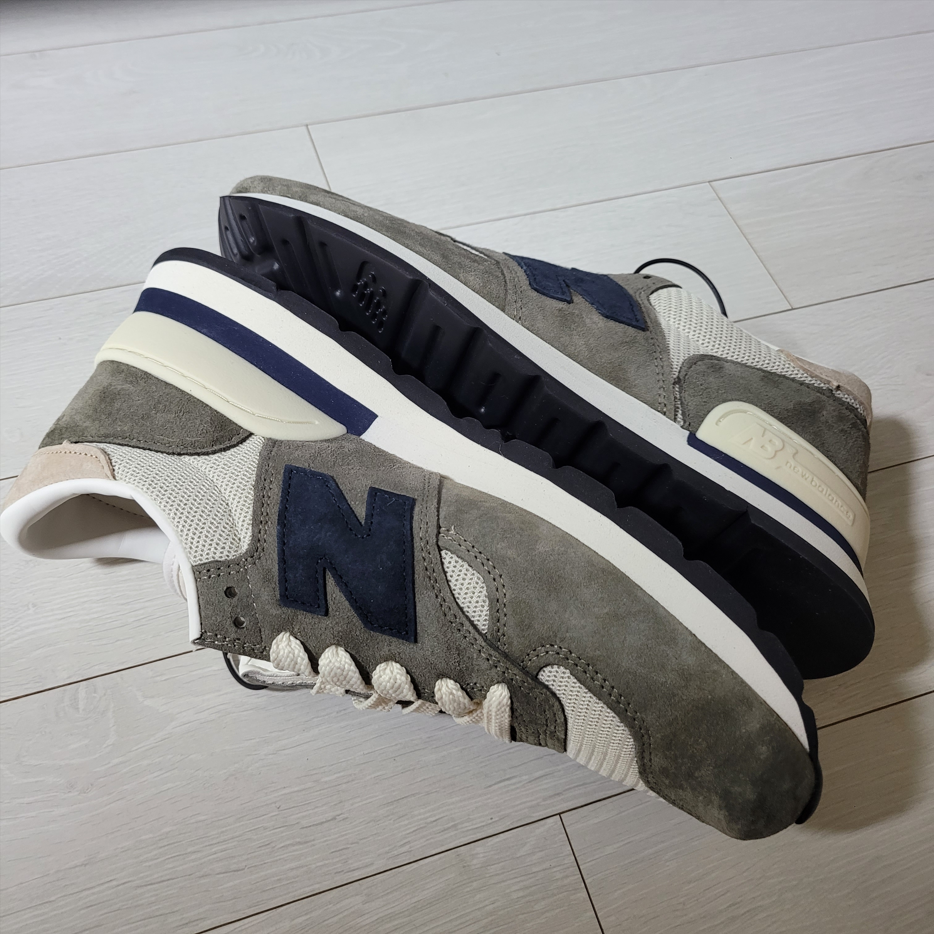 New Balance 990v1 Made in USA Olive 착용 스타일 - 5