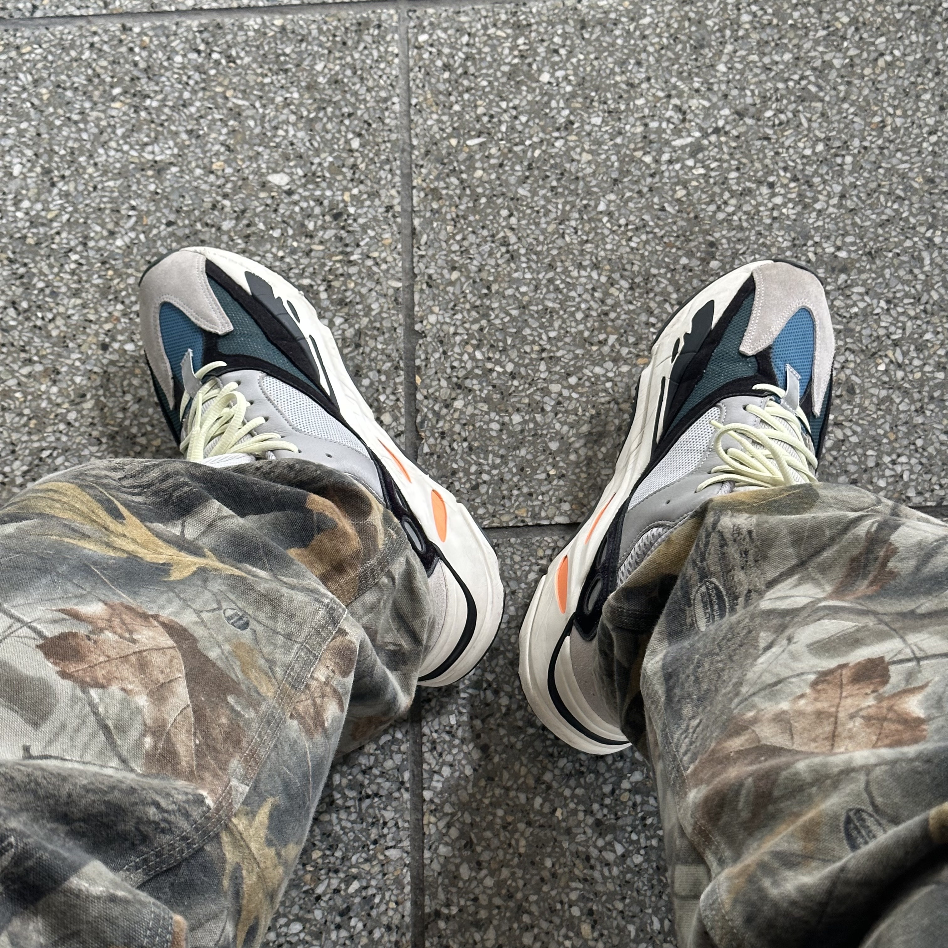Adidas Yeezy Boost 700 Wave Runner Solid Grey 2017/2019 착용 스타일 - 2