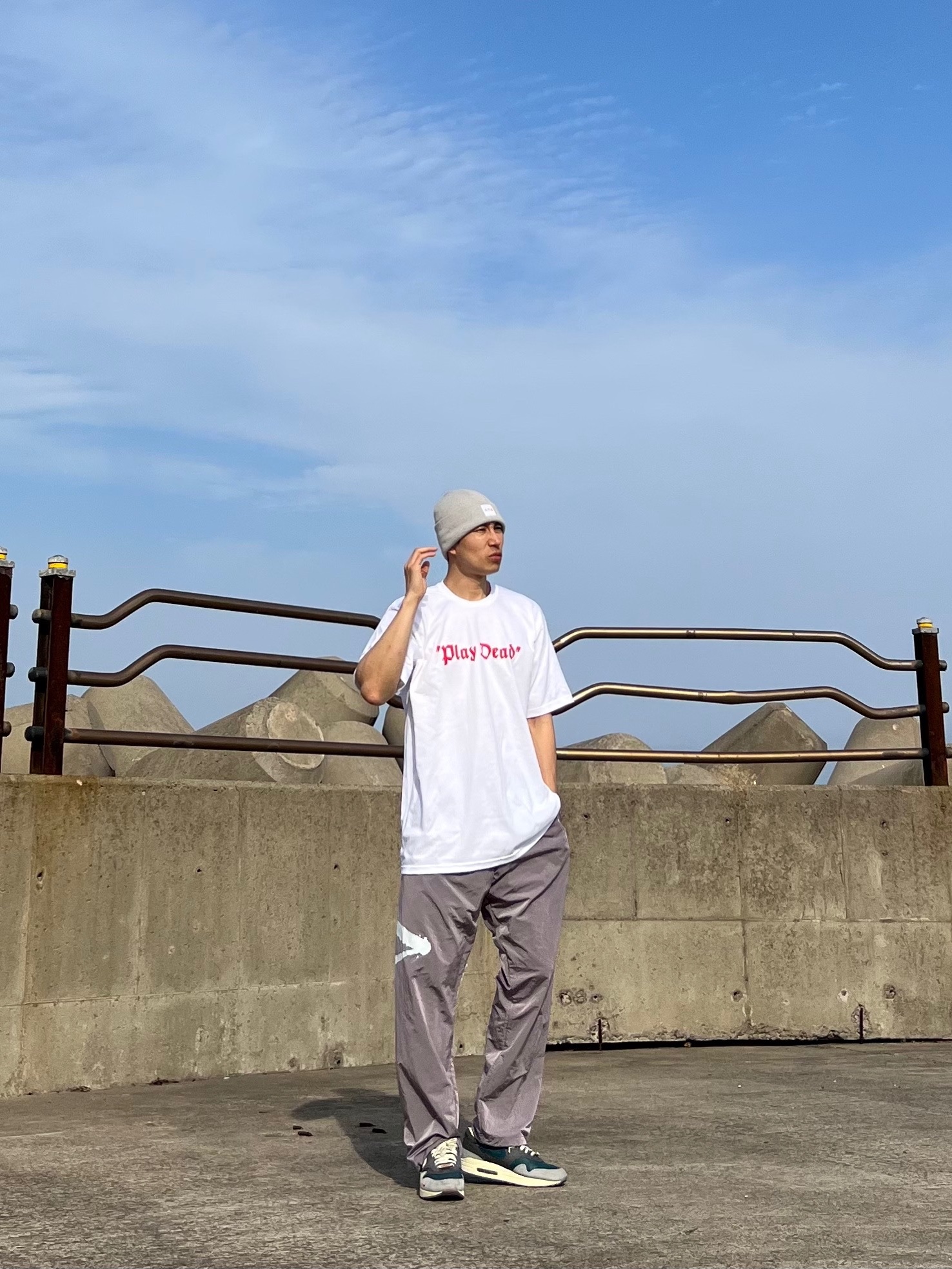 Supreme Play Dead T-Shirt White - 22FW, Nike x Kasina Air Max 1 SP Won-Ang Particle Grey 착용 스타일 - 2