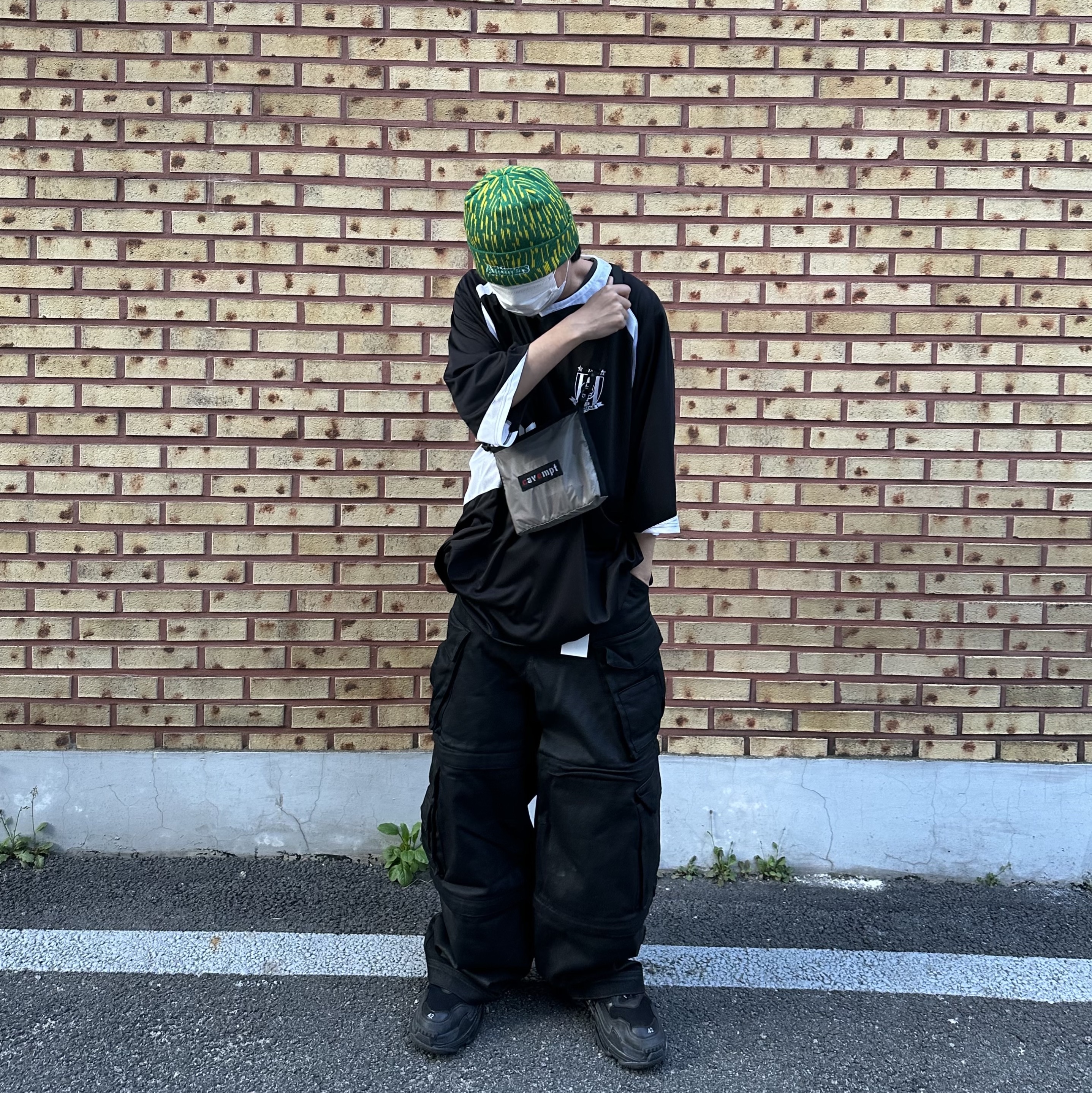 Project G/R Oversized Football Jersey Black, Project G/R Oversized Convertible Cargo Pants Coated Black 착용 스타일 - 2