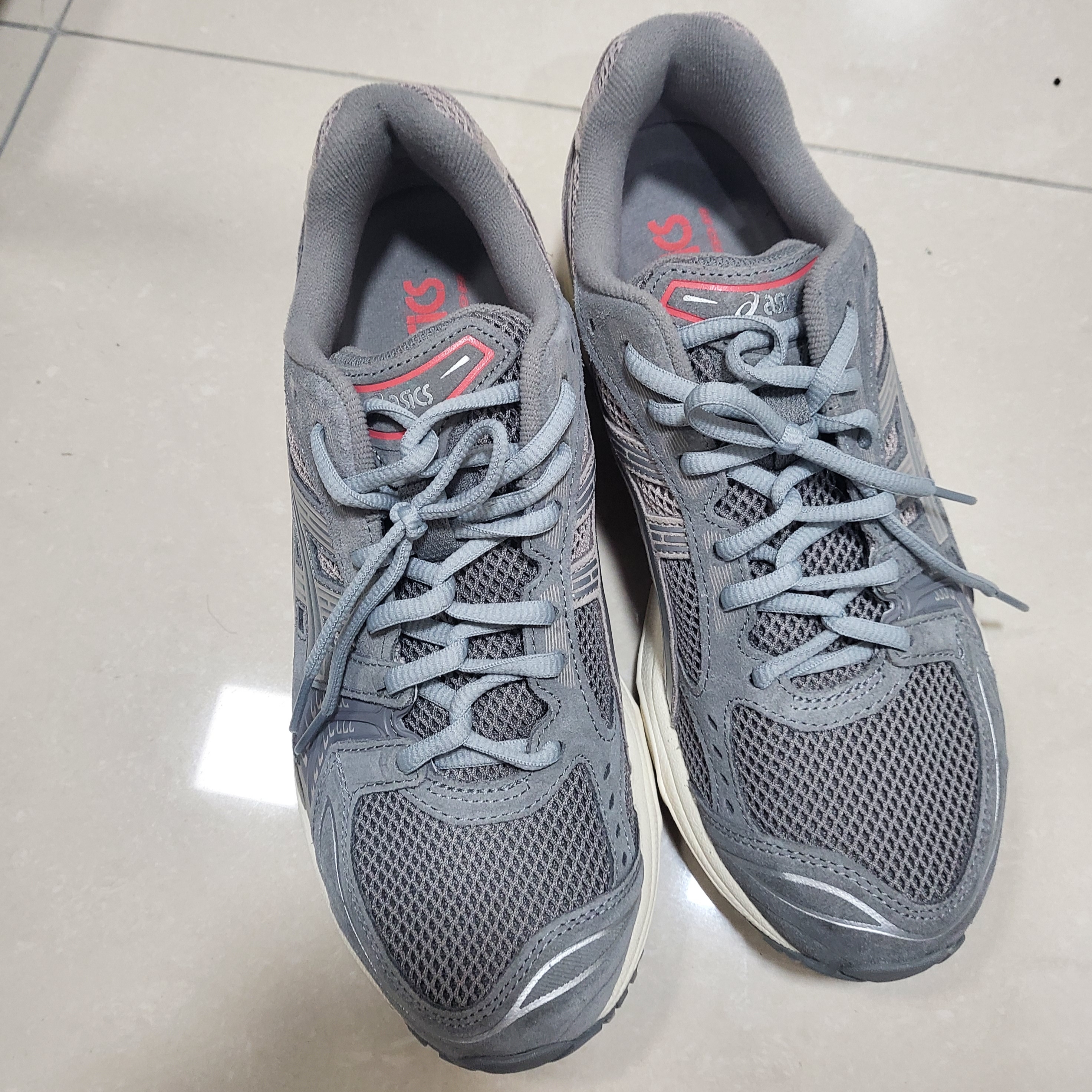 Asics Gel-Kayano 14 Clay Grey Pure Silver 착용 스타일 - 2