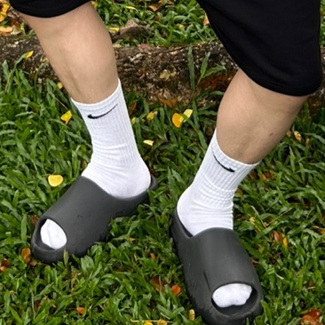 Adidas Yeezy Slide Onyx 착용 스타일 - 3