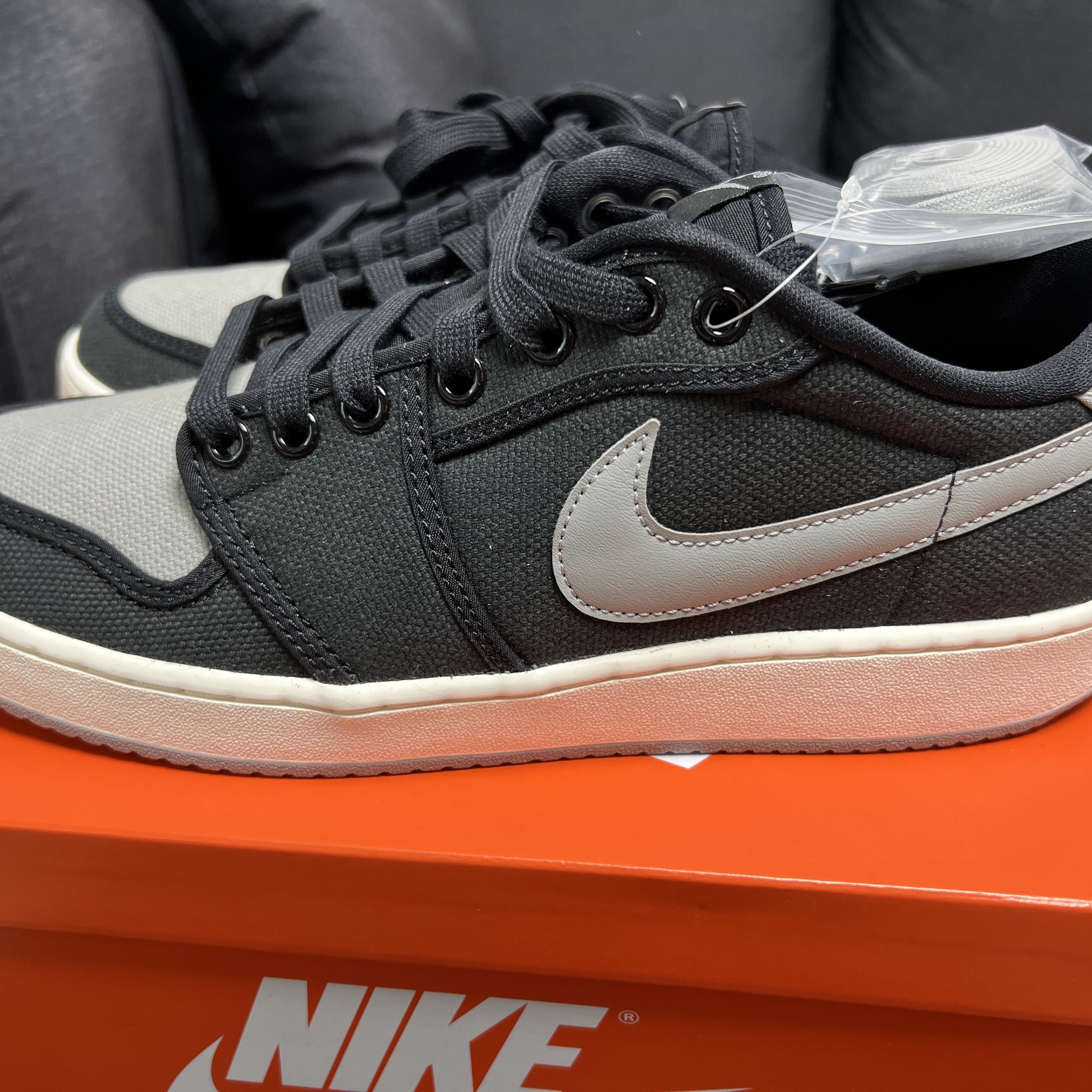 Jordan 1 KO Low Black Medium Grey 착용 스타일 - 2