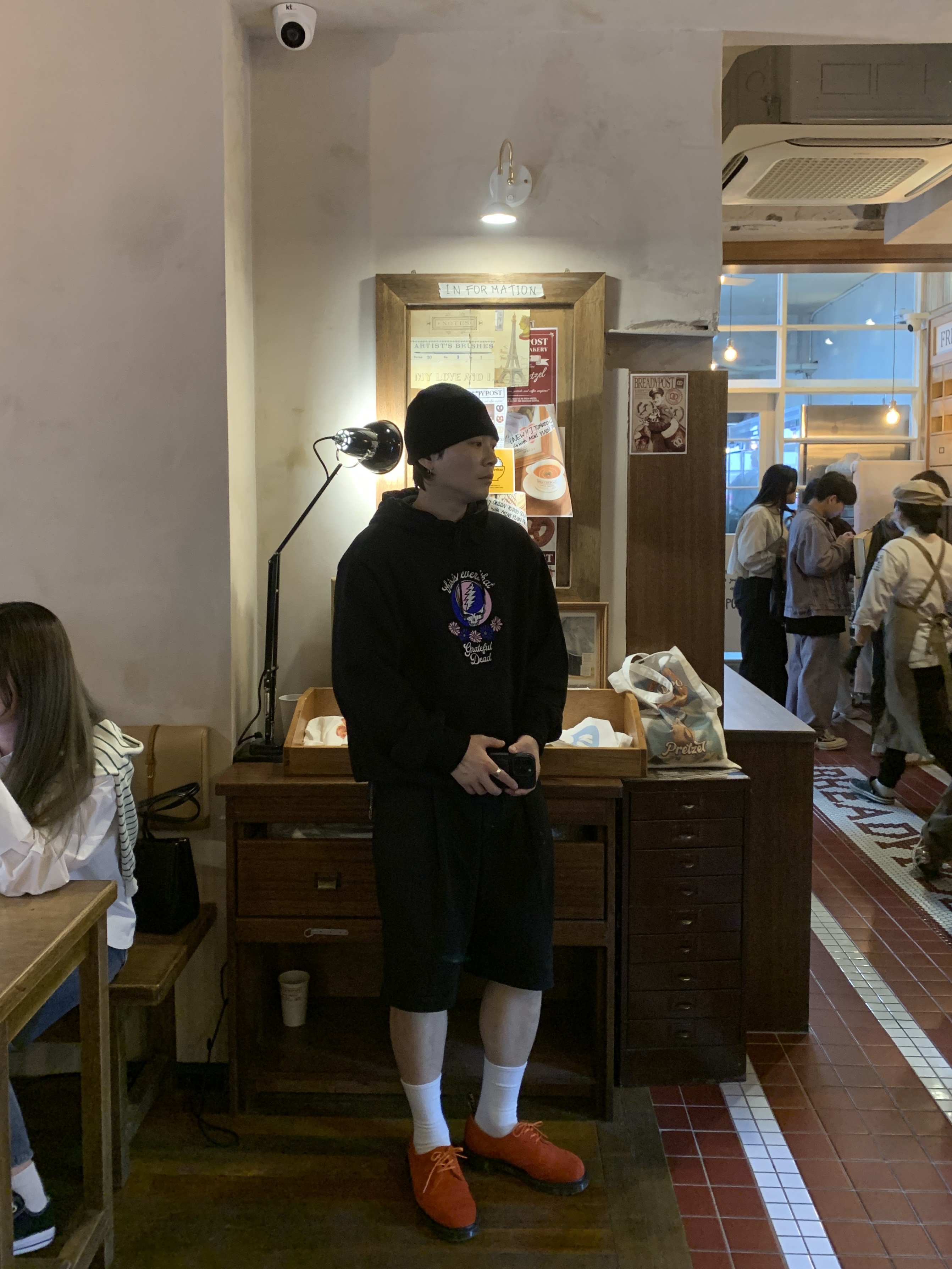디스이즈네버댓 x 그레이트풀 데드 굿 OI' 댄싱 베어 후드 블랙, 닥터마틴 x 아워레가시 1461 워크샵 DOC 레드 얼러트 착용 스타일 - 2