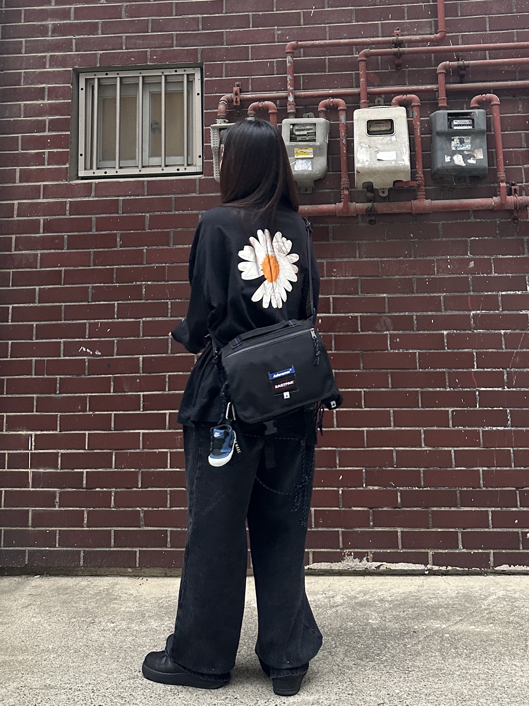Nike x Peaceminusone LS T-Shirt Black (DR0098-010), Ader Error x Eastpak CrossBody Bag Black 착용 스타일 - 2