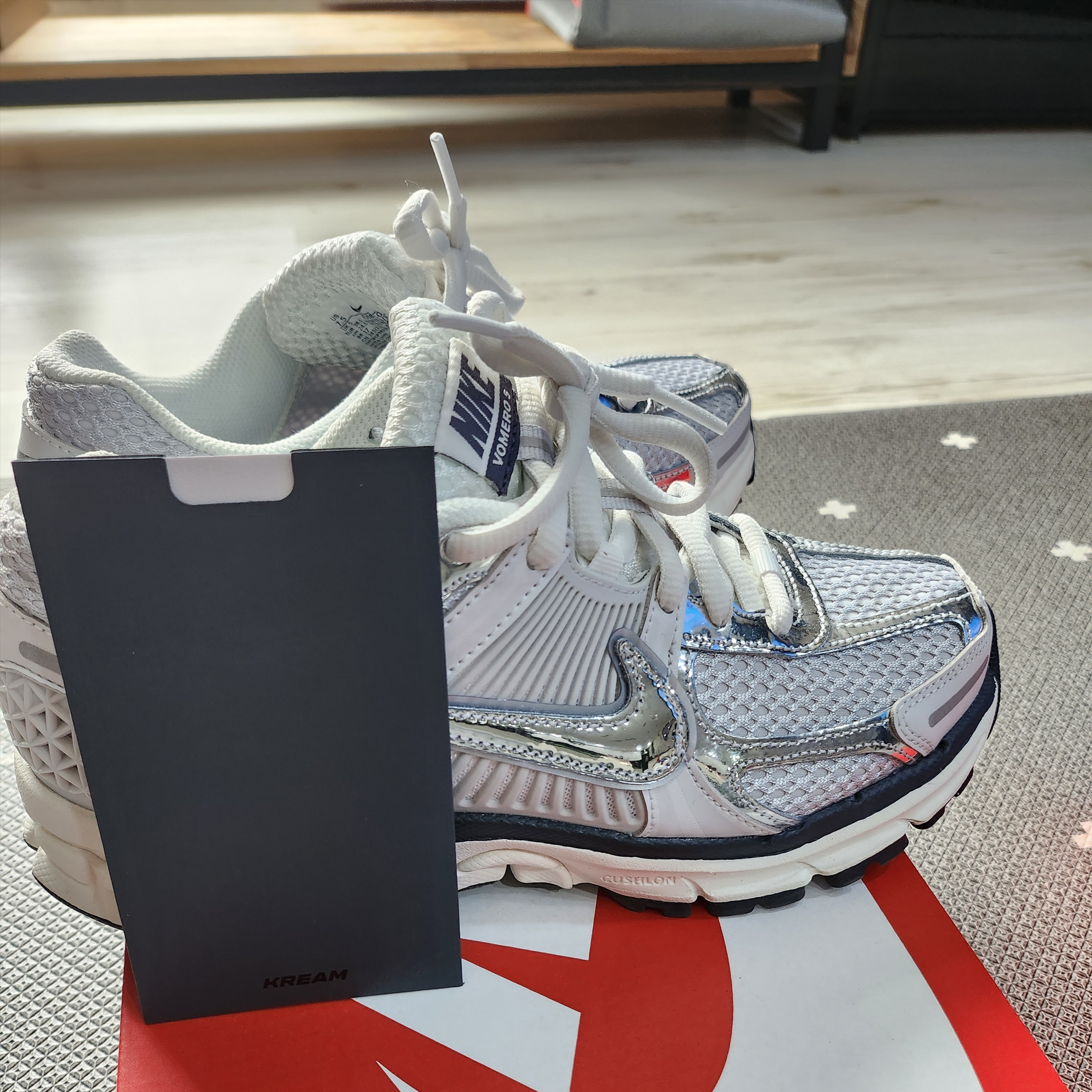 (W) Nike Zoom Vomero 5 Photon Dust and Metallic Silver 착용 스타일