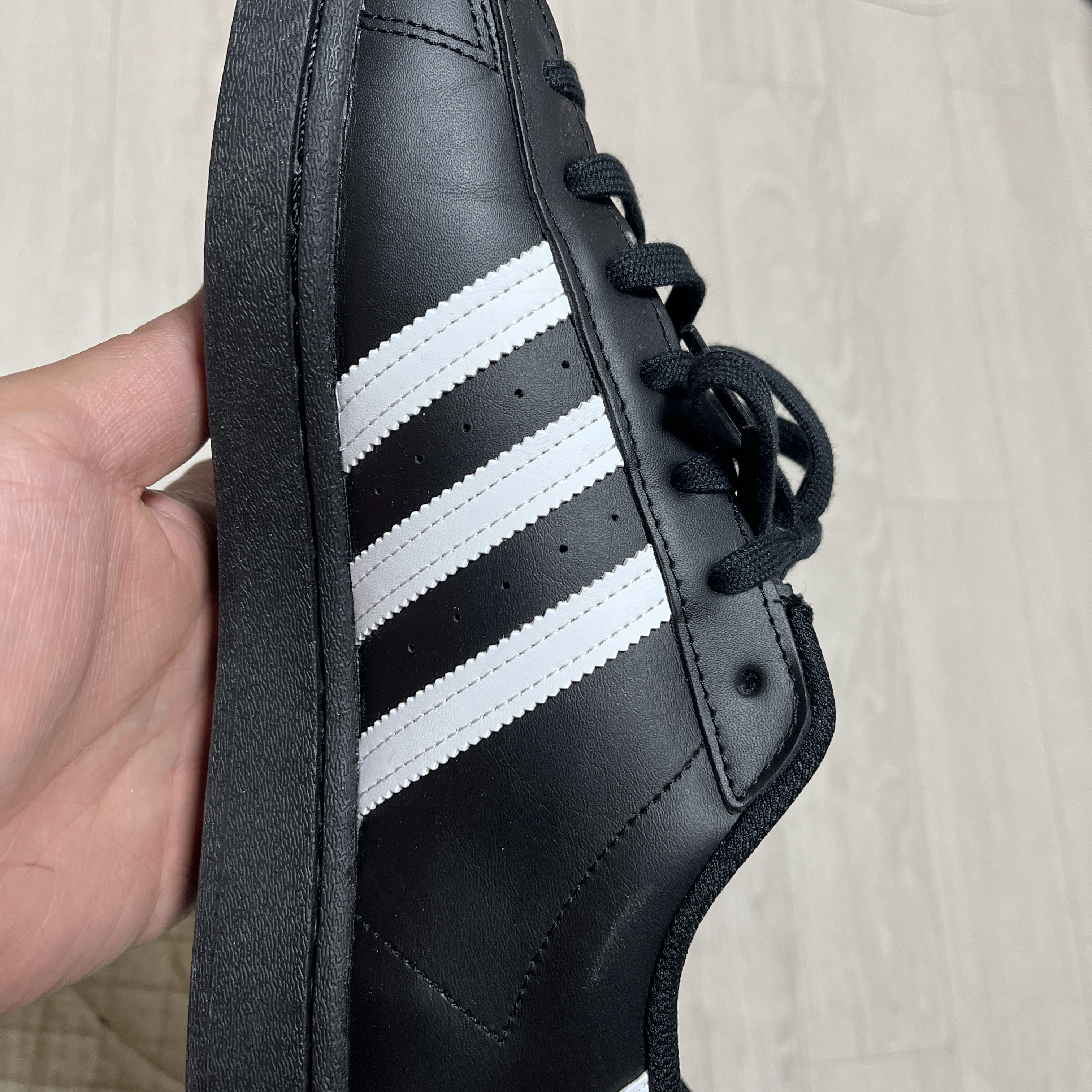 Adidas Superstar Core Black White 착용 스타일 - 2