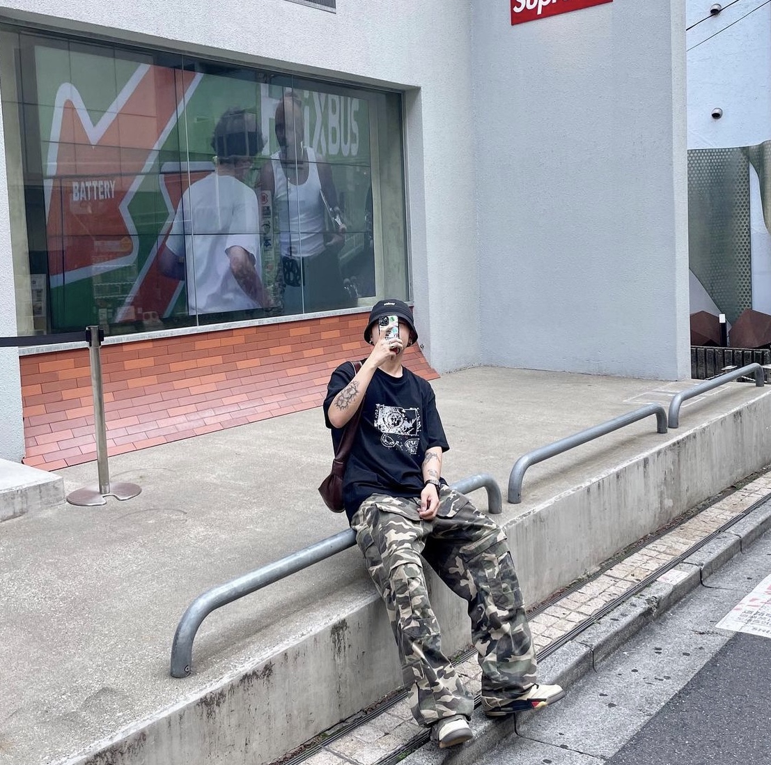 Lemaire Small Croissant Bag Chocolate Fondant, Jordan 5 x Off-White Retro SP Sail Fire Red 착용 스타일 - 1