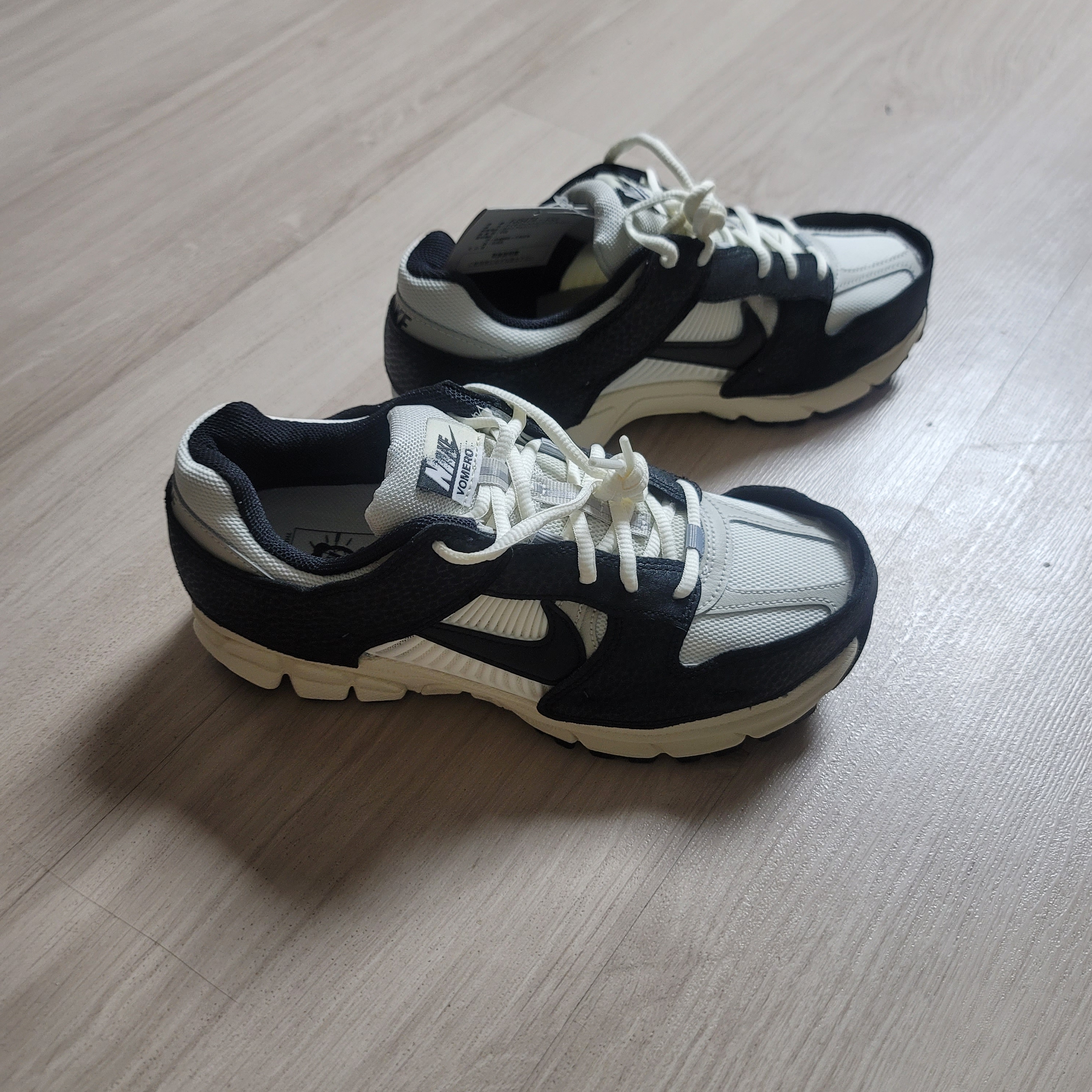 (W) Nike Zoom Vomero 5 Wolf Grey and Black 착용 스타일