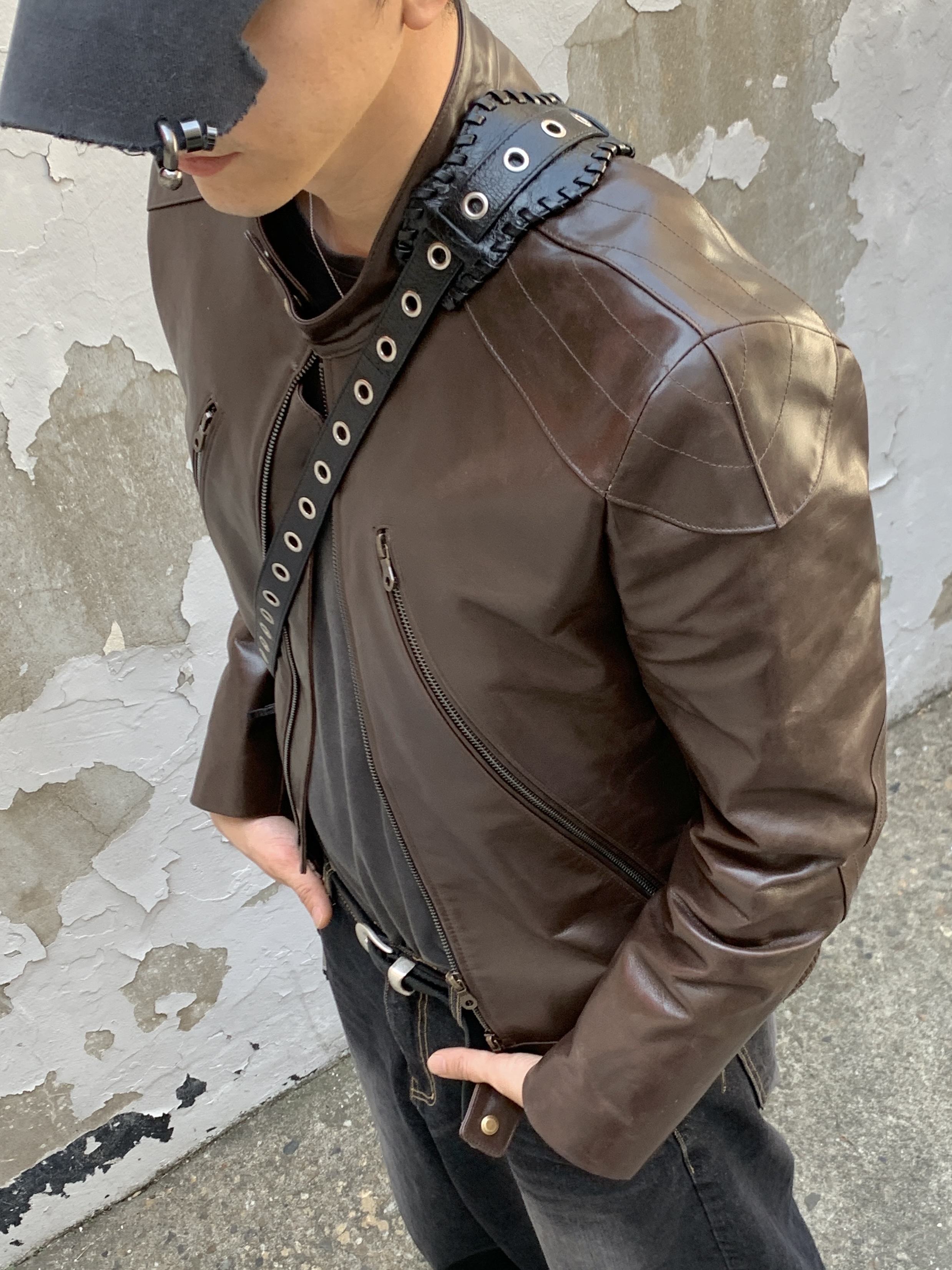 나이키 x 마틴 로즈 샥스 MR4 블랙, 발렌시아가 헤비 피어싱 캡 페이디드 블랙 착용 스타일 - 3
