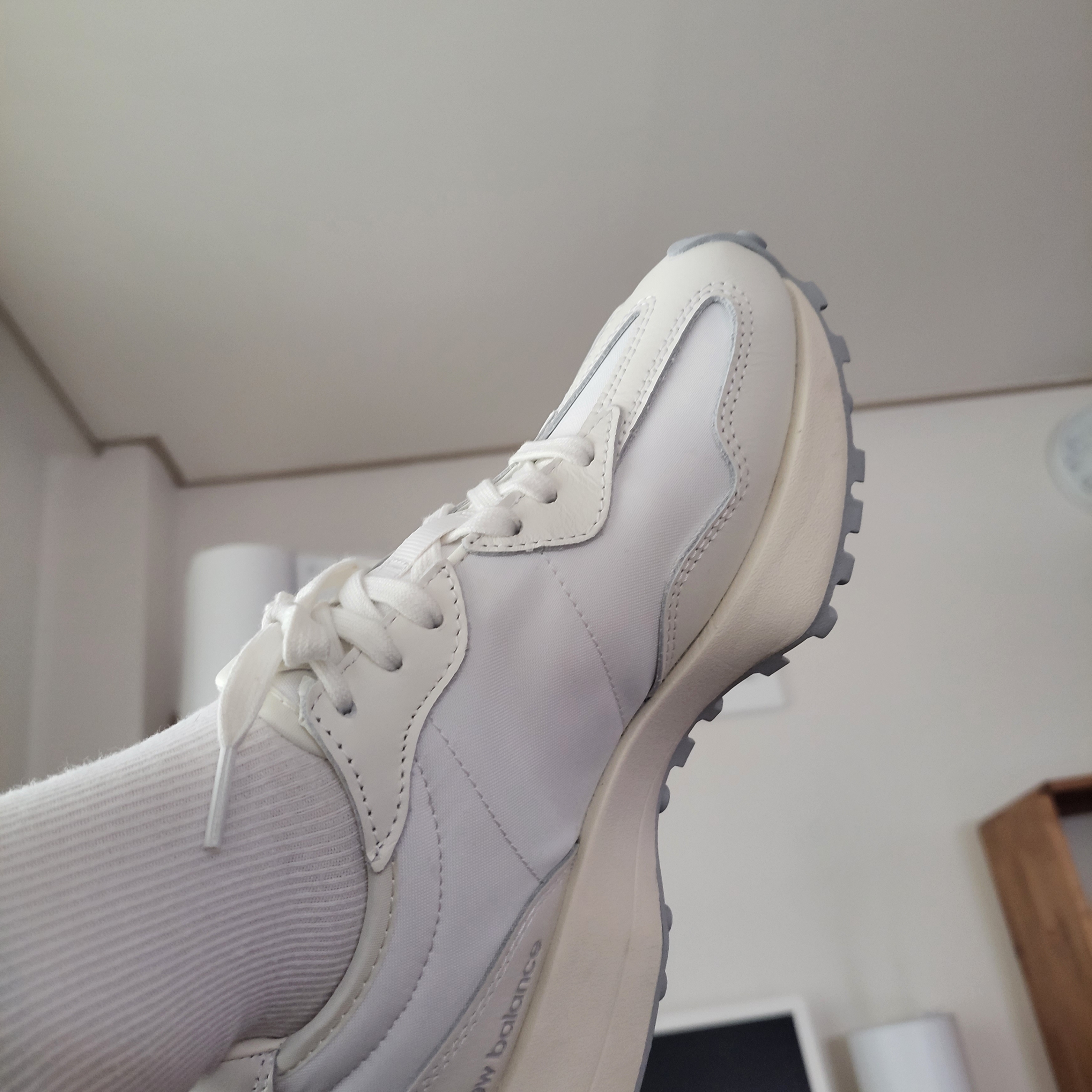New Balance 327 Shifted White Pack 착용 스타일 - 2