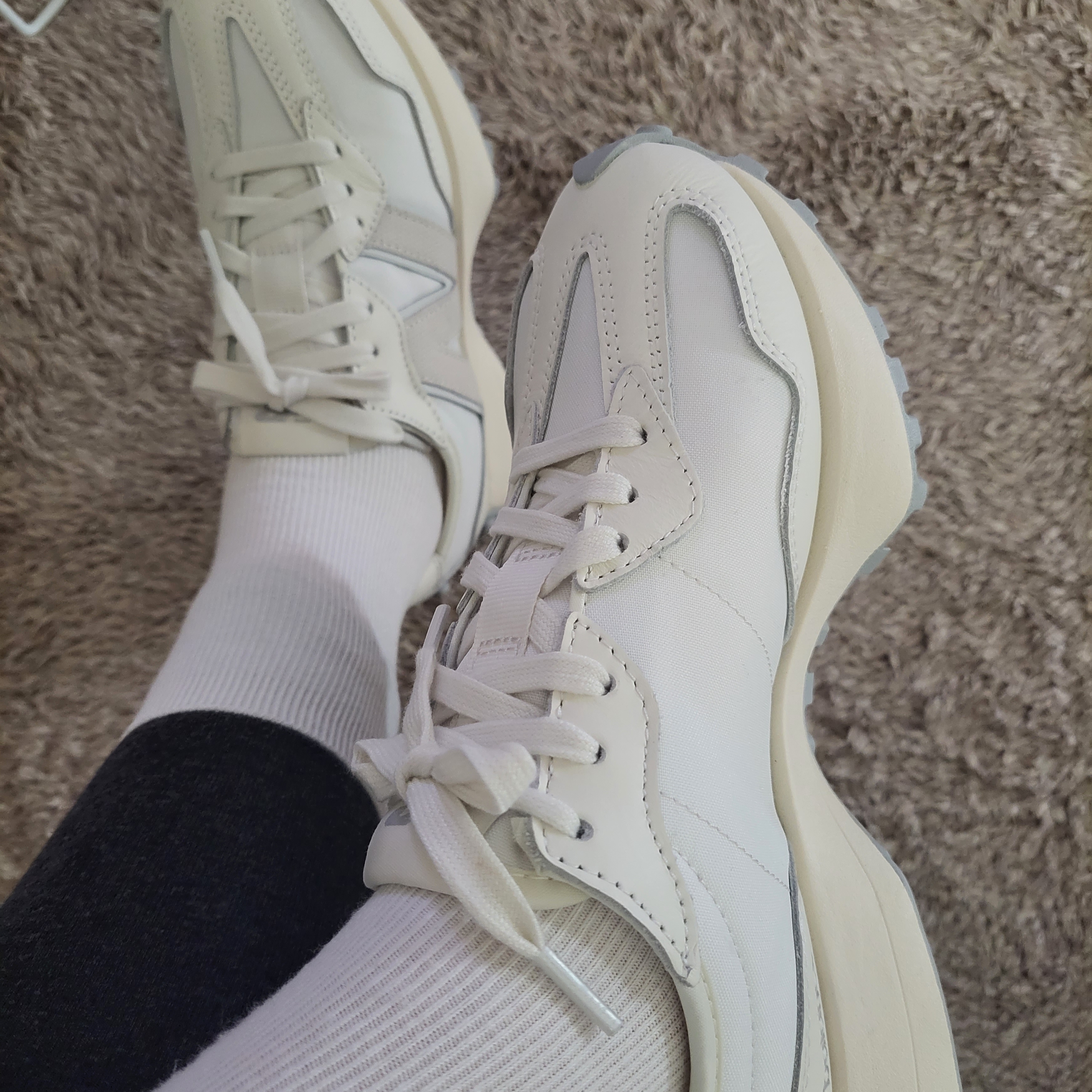 New Balance 327 Shifted White Pack 착용 스타일 - 1
