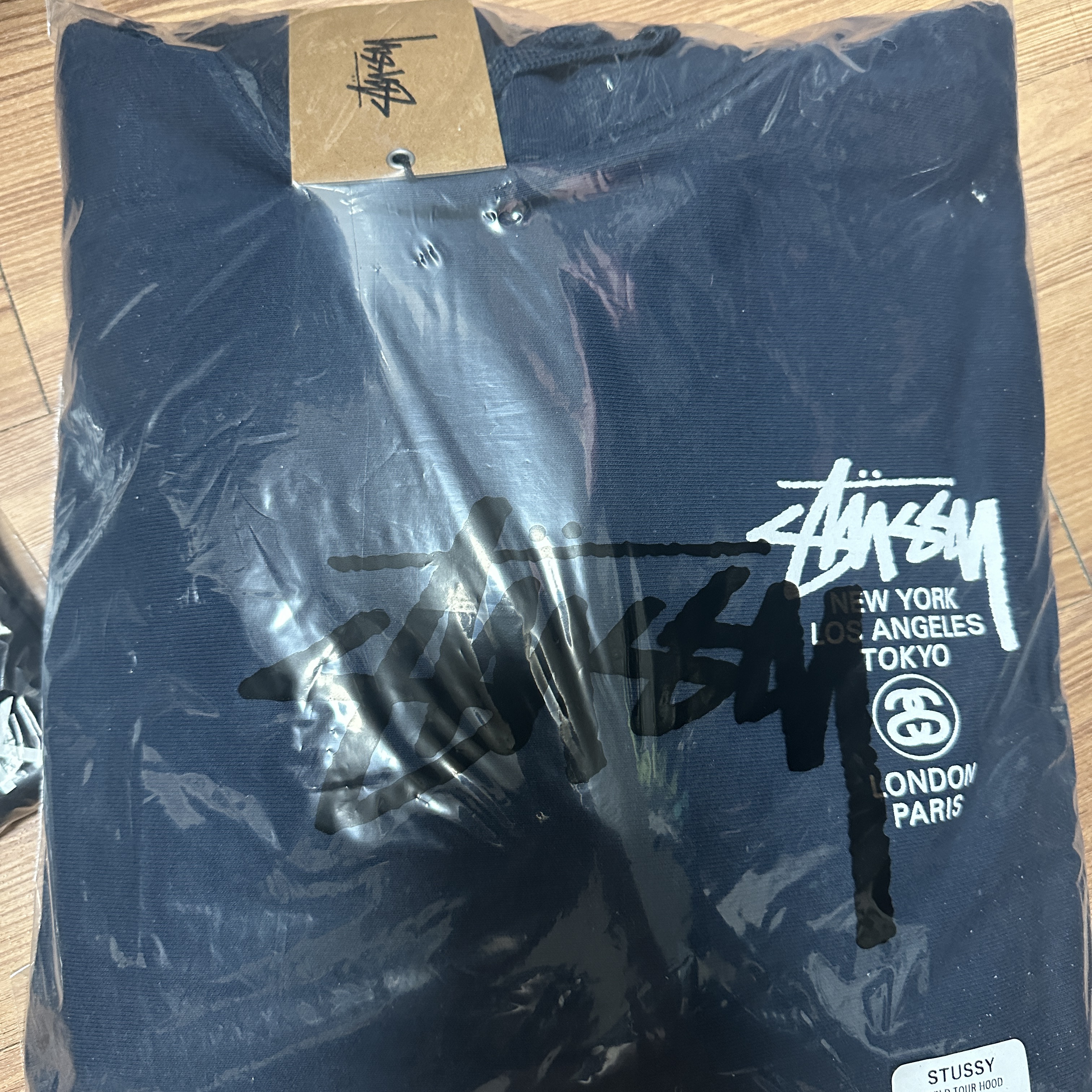 Stussy World Tour Hoodie Navy 2023 착용 스타일