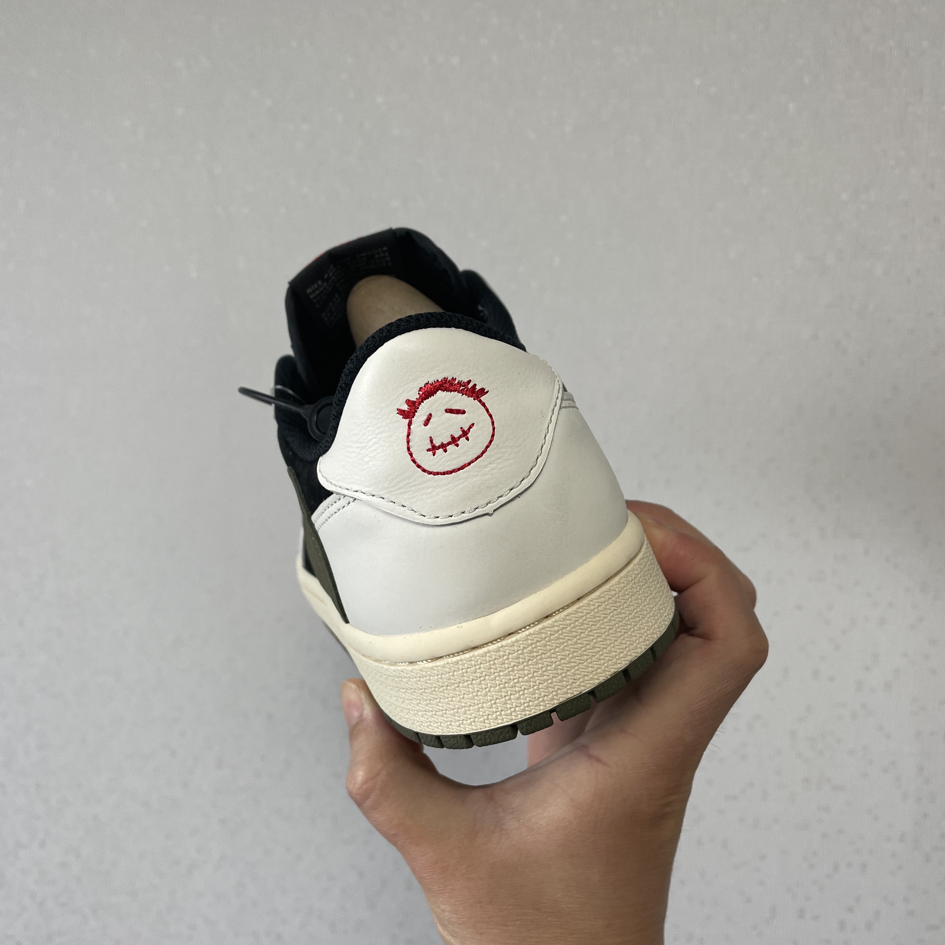 (W) Jordan 1 x Travis Scott Retro Low OG SP Medium Olive 착용 스타일 - 4