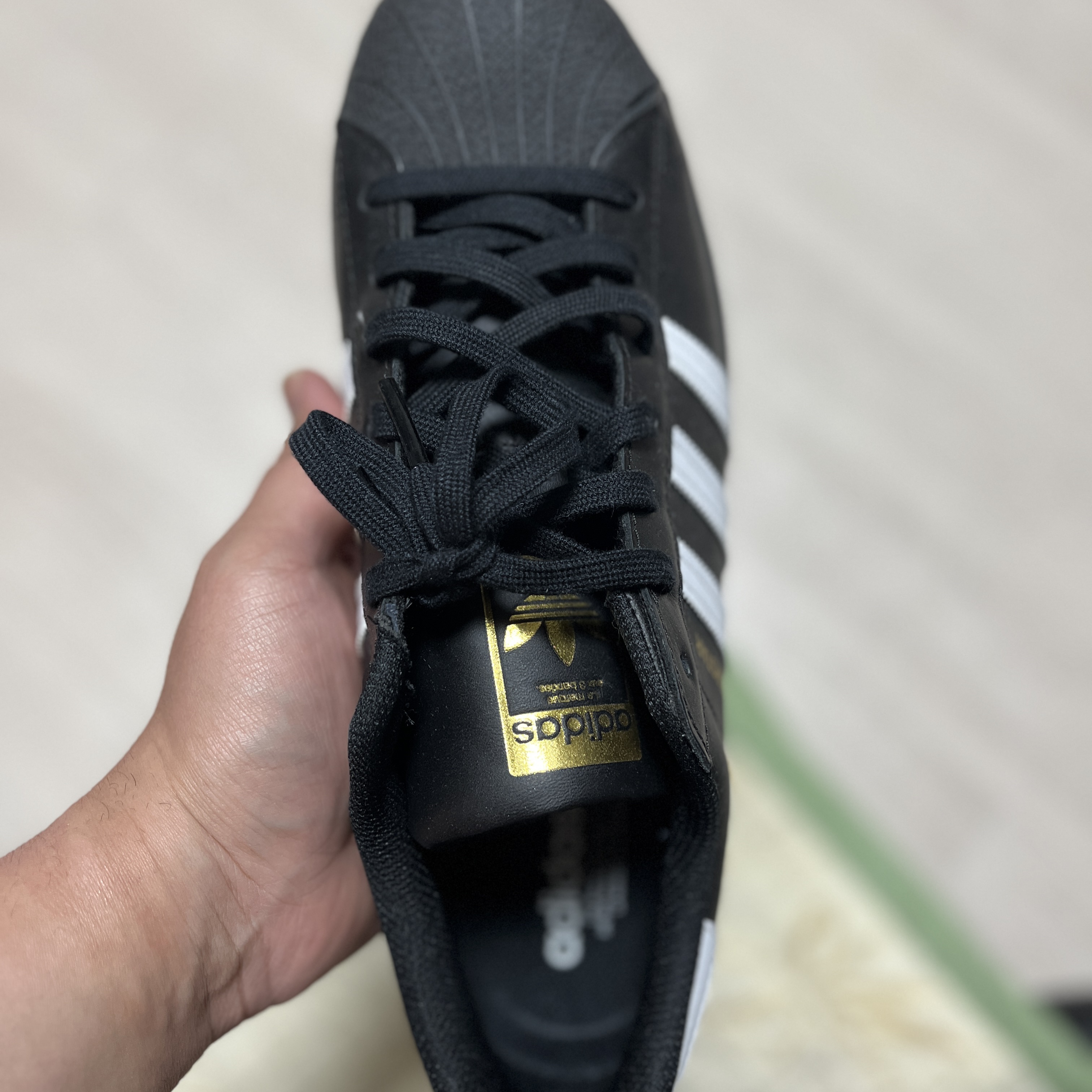 Adidas Superstar Core Black White 착용 스타일 - 1