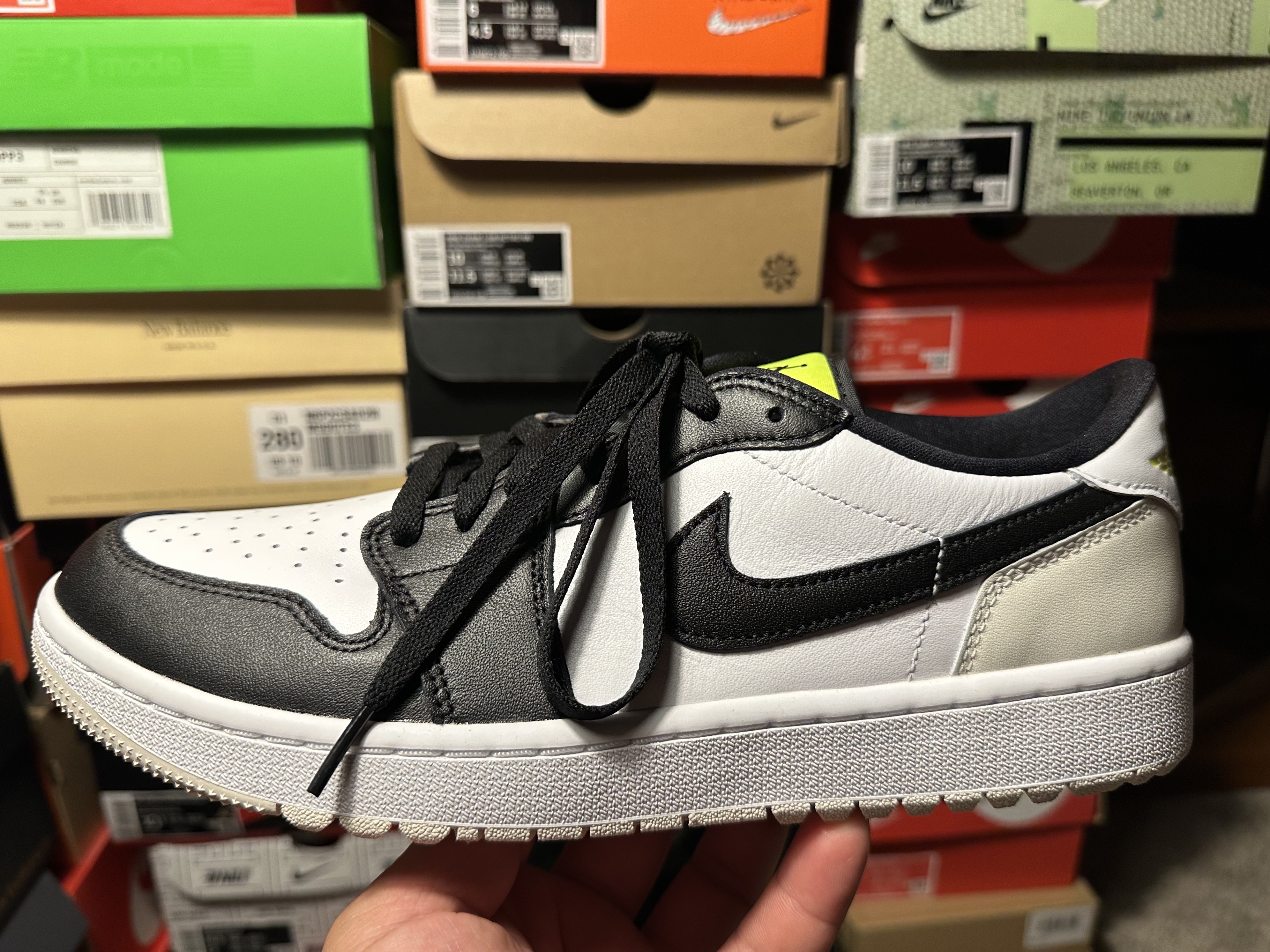 Jordan 1 Low Golf Black White and Volt 착용 스타일 - 3