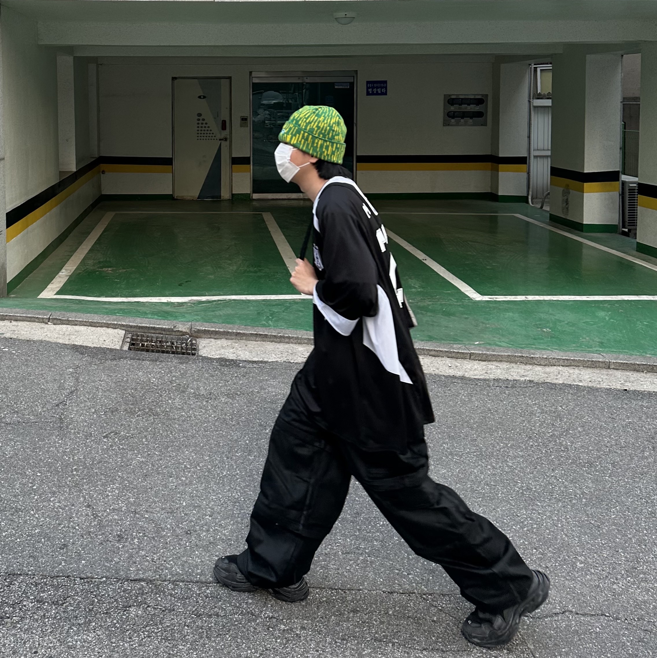 Project G/R Oversized Football Jersey Black, Project G/R Oversized Convertible Cargo Pants Coated Black 착용 스타일 - 5