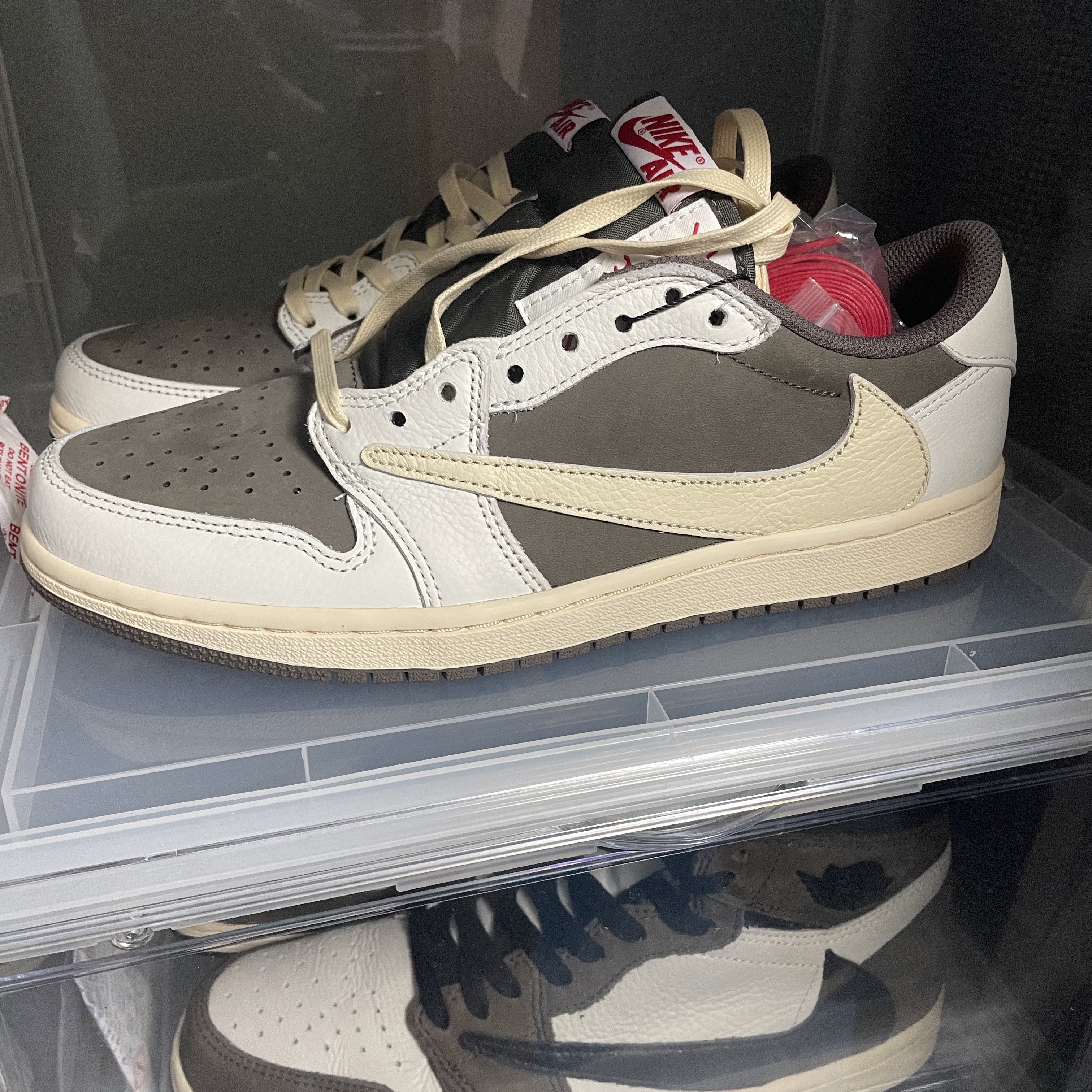 Jordan 1 x Travis Scott Retro Low OG SP Sail and Ridgerock 착용 스타일
