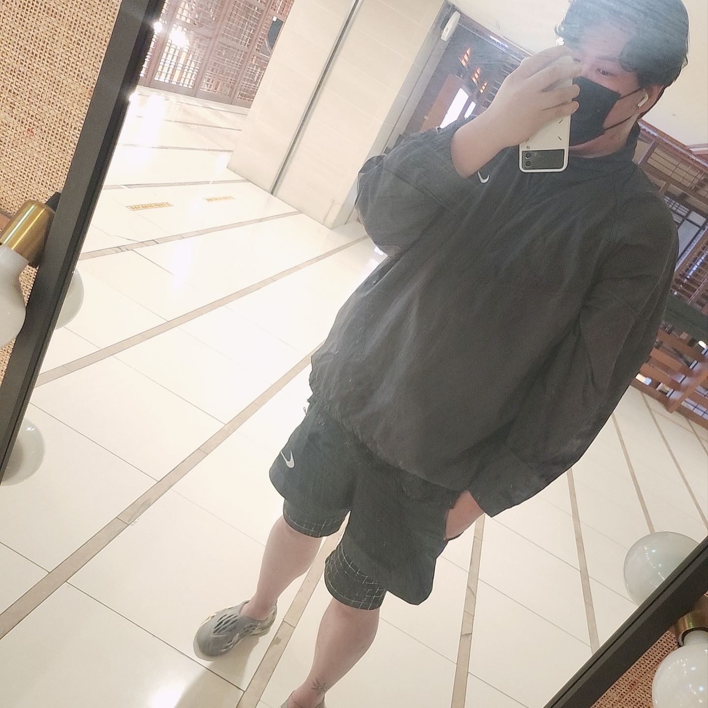 나이키 x 스투시 윈드러너 자켓 오프 느와르, 나이키 x 오프화이트 NRG 쇼츠 블랙 착용 스타일 - 1