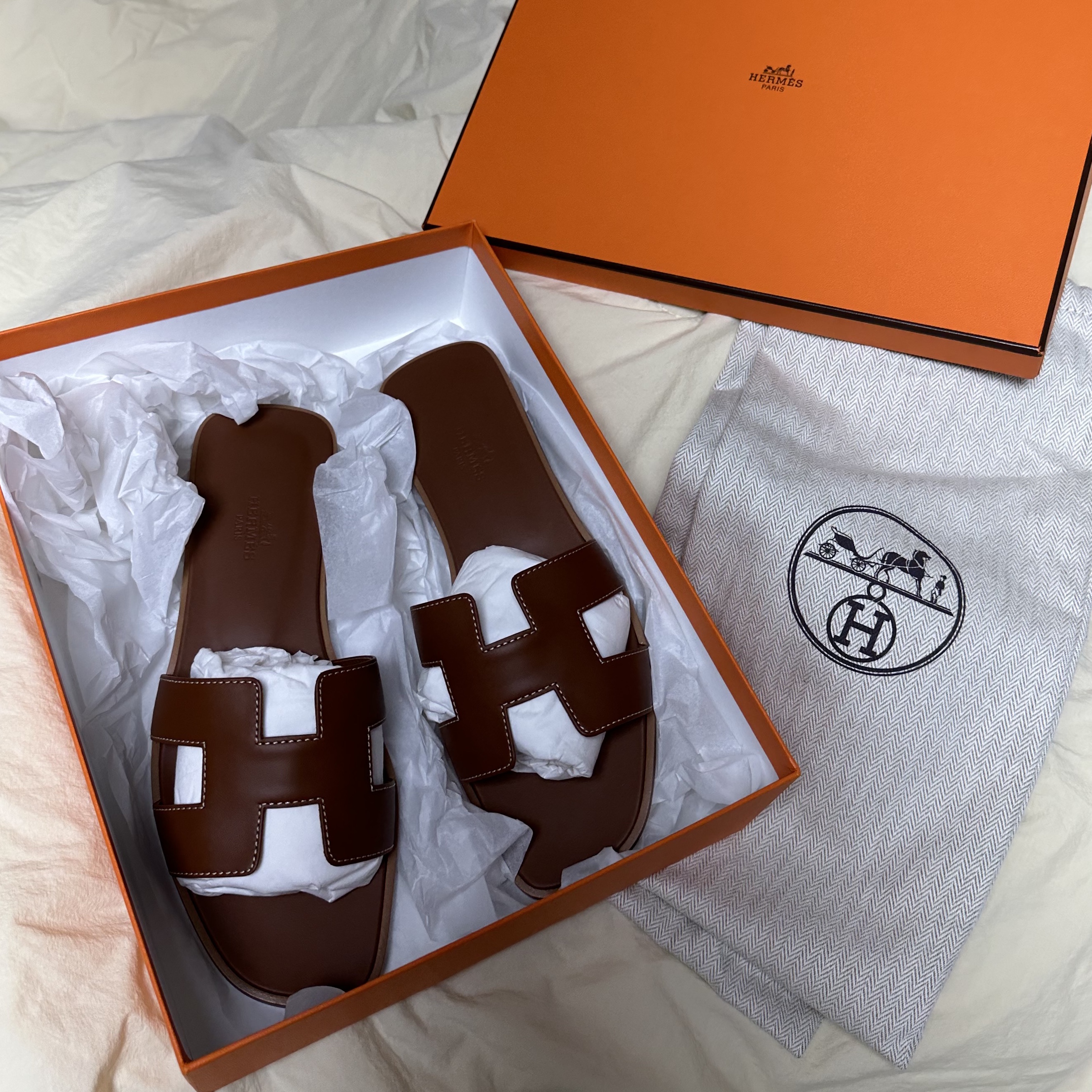(W) Hermes Oran Sandal Calfskin & Gold Piqures Ecrues 착용 스타일