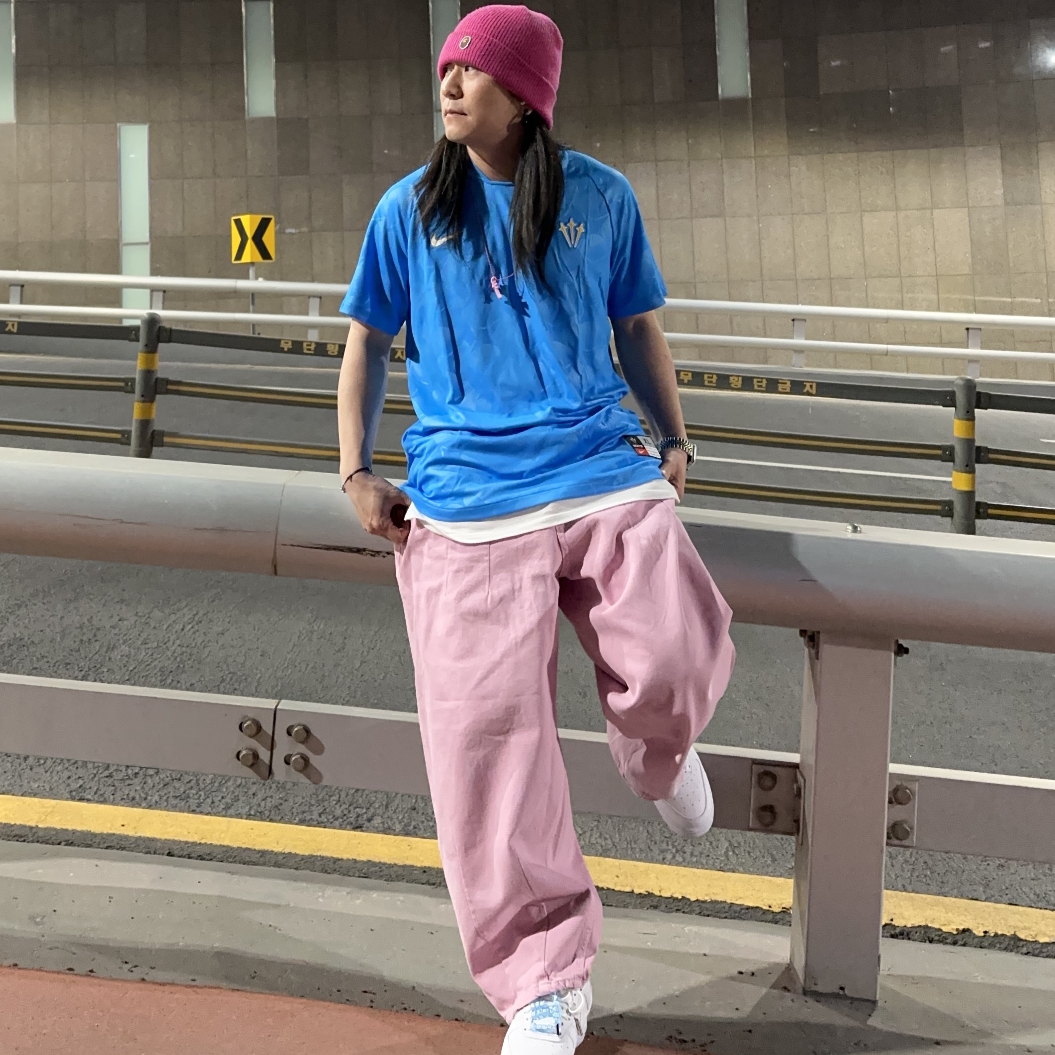 Nike x Drake Nocta Distant Regards Jersey Blue Glow (DR2616-450), Nike x Drake Nocta Air Force 1 Low SP Certified Lover Boy White 착용 스타일