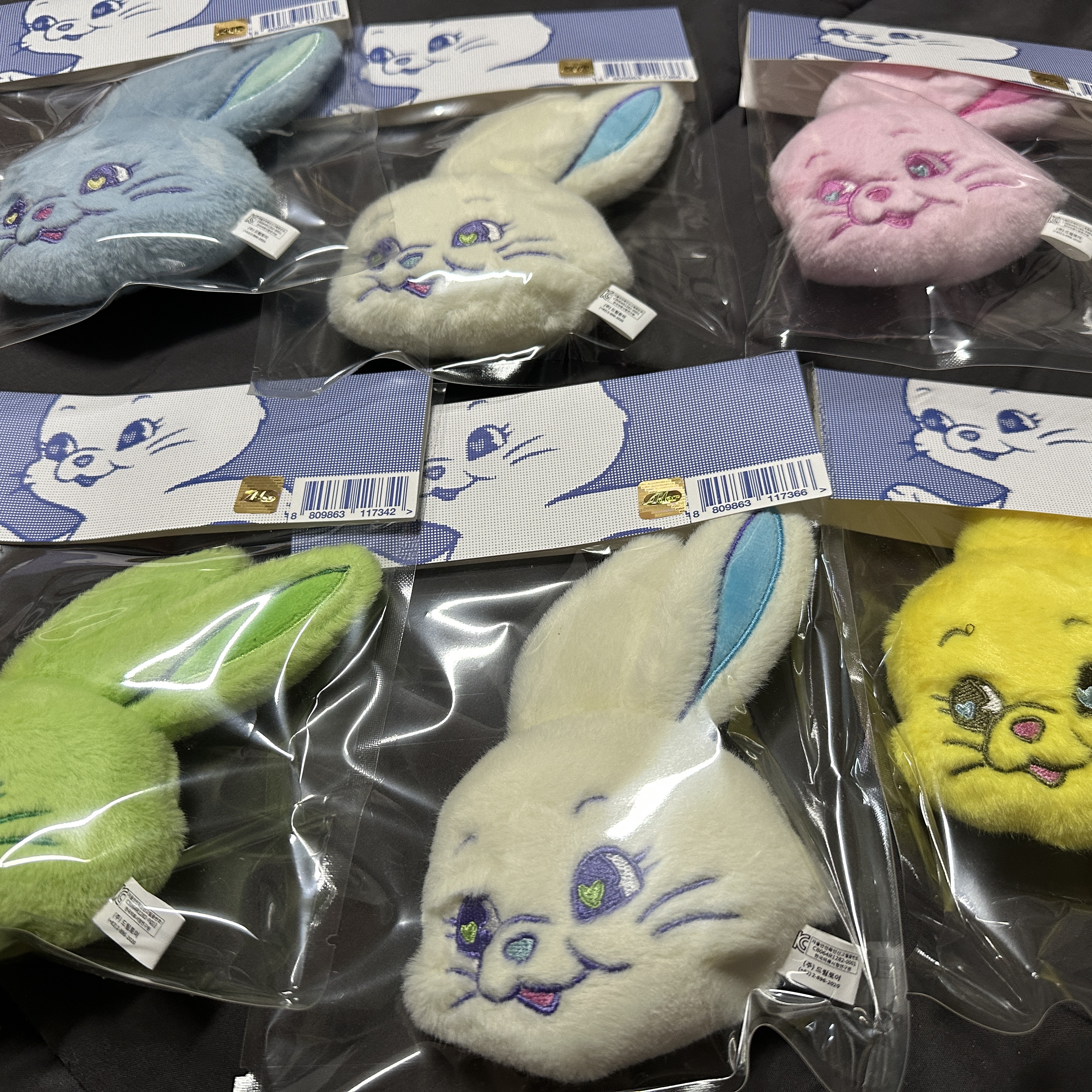 NewJeans Tokki Merchandise Fluffy Keyring White 착용 스타일
