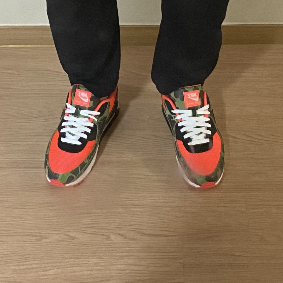 Nike Air Max 90 SP Dark Sage and Solar Red 착용 스타일