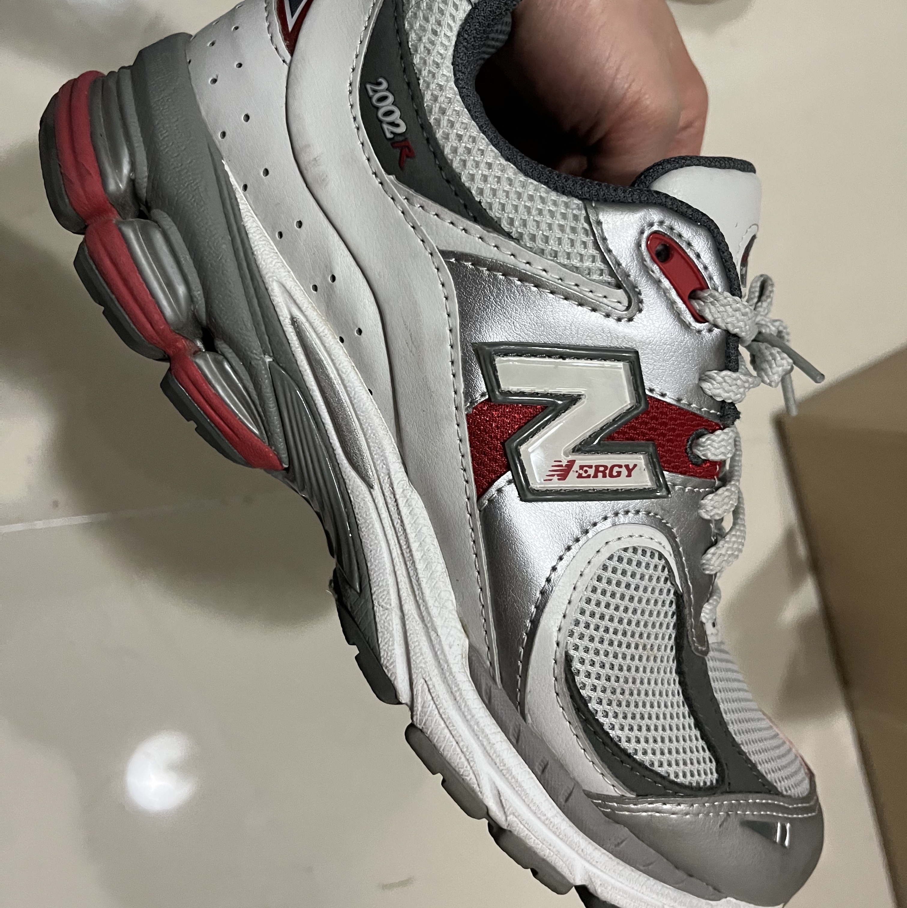 New Balance 2002R Silver Metallic 착용 스타일