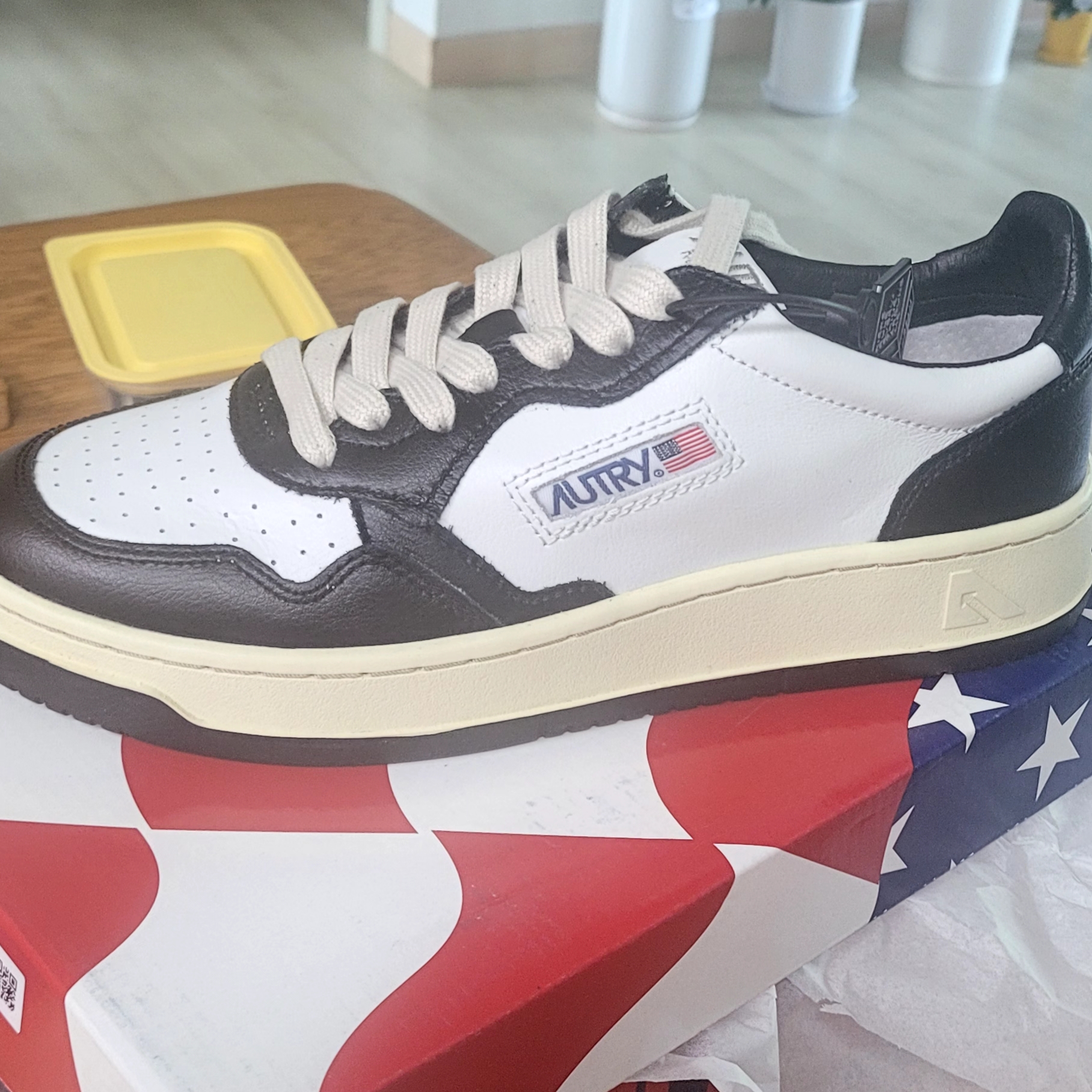 Autry Medalist Low Leather Sneakers Black White 착용 스타일