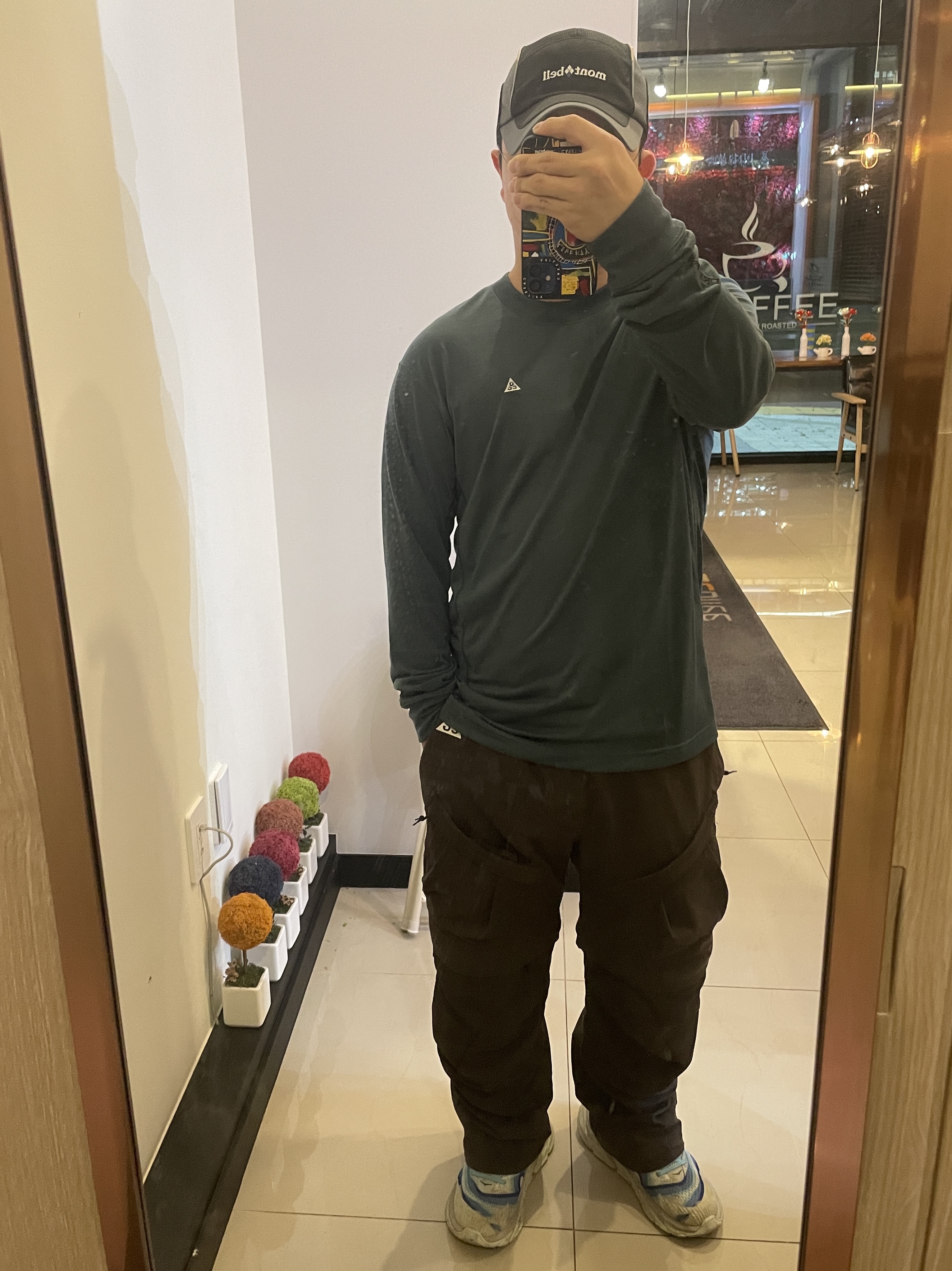 Nike ACG Smith Summit Cargo Pants Velvet Brown - Asia, Nike ACG Dri-Fit ADV Goat Rocks Long Sleeve T-Shirt Faded Spruce - Asia 착용 스타일